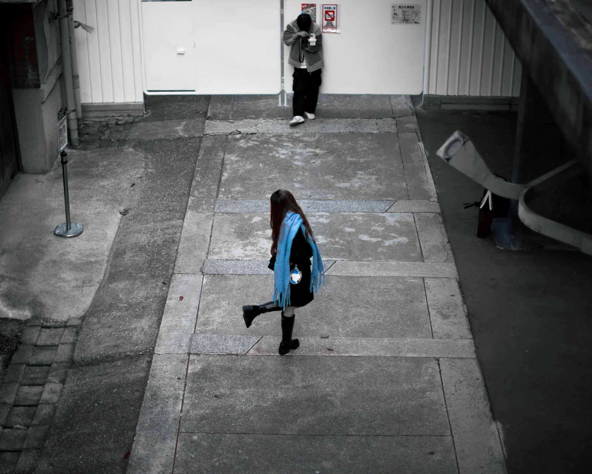 kushphoto-taiwan-girl-scarf-walking-courtyard-2024.jpg