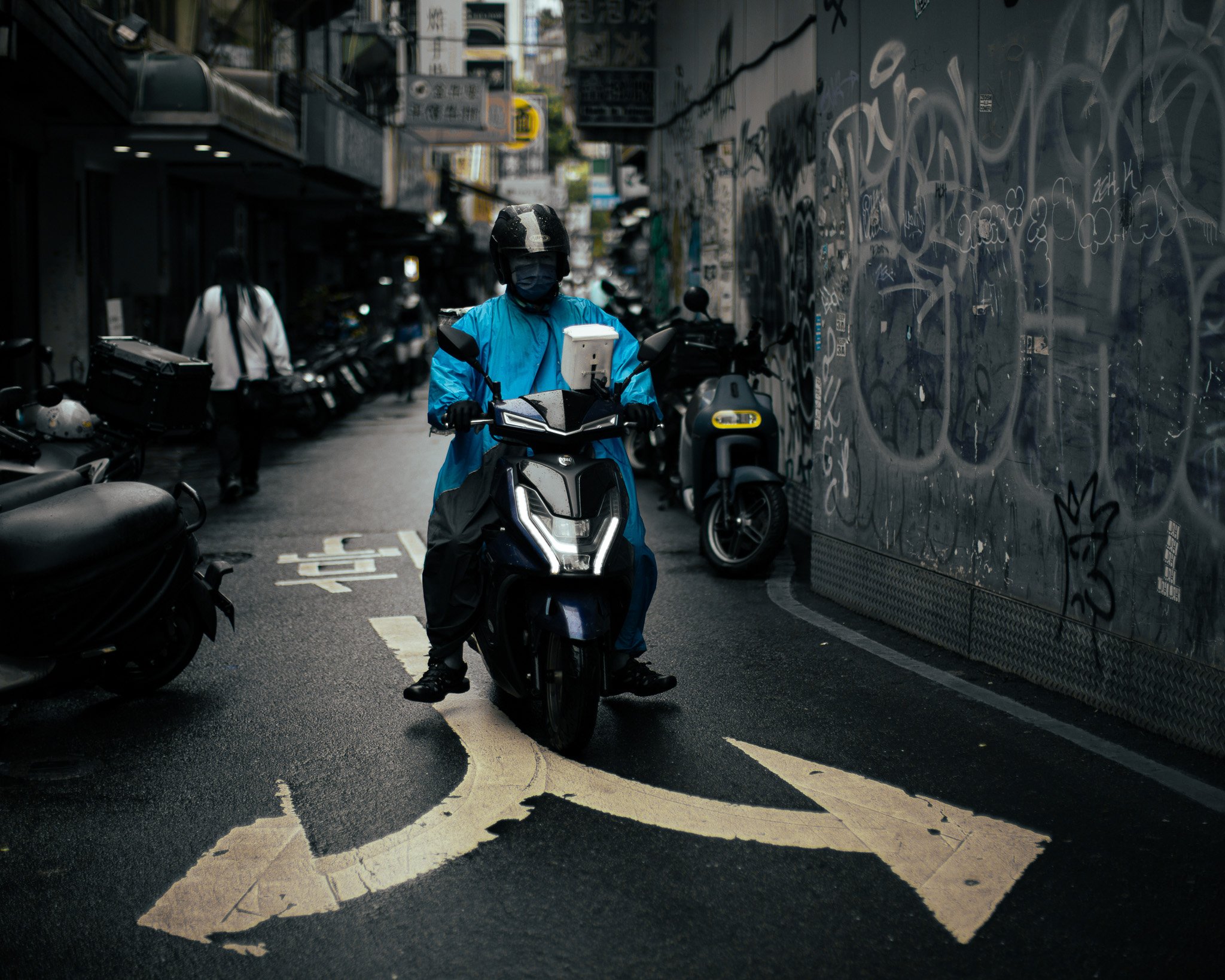 kushphoto-taipei-scooter-delivery-graffiti-alley-2024.jpg