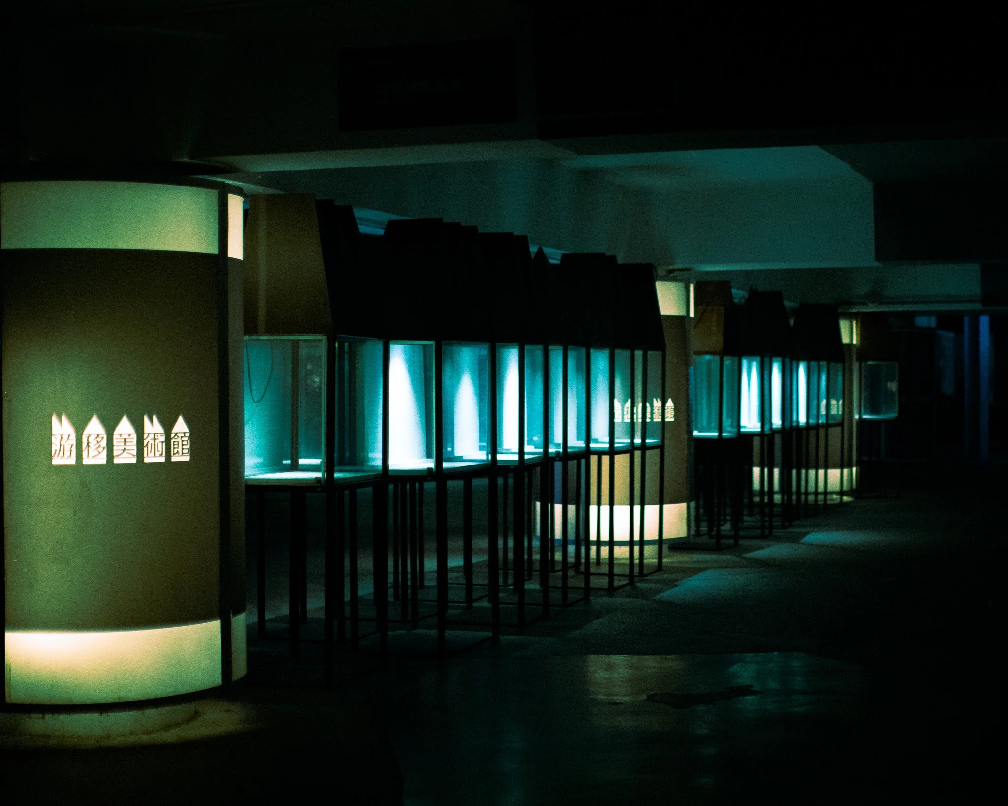 kushphoto-taiwan-glowing-display-cases-museum-2024.jpg