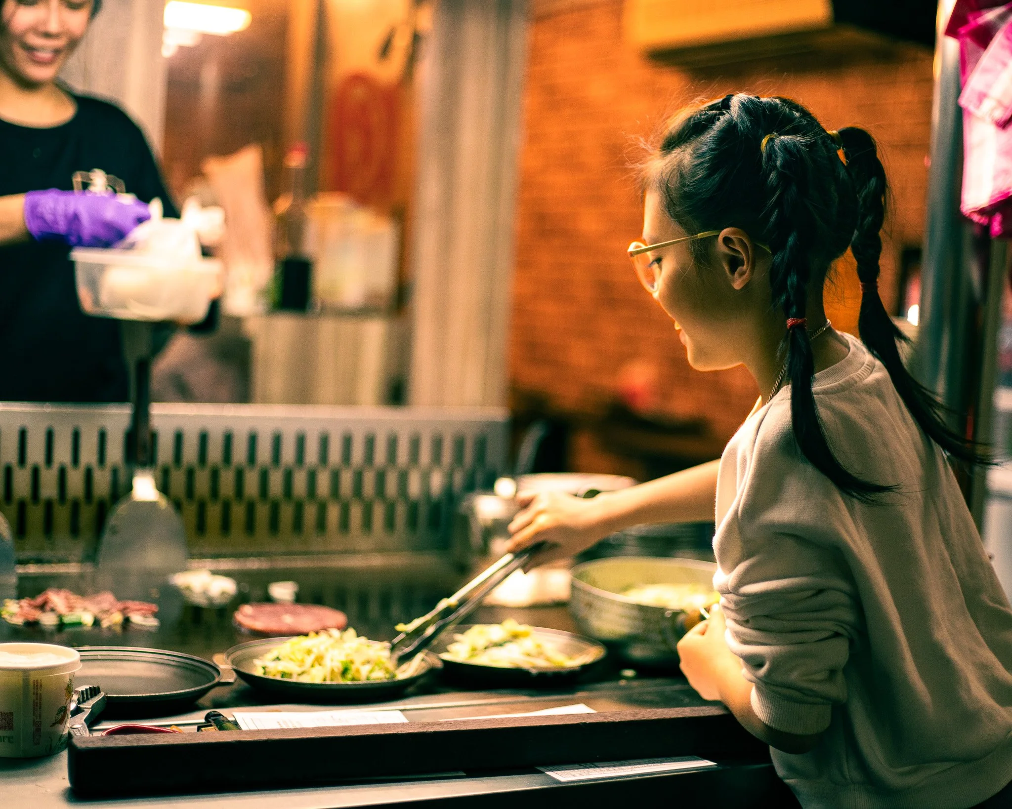 kushphoto-taiwan-girl-street-food-grill-2024.jpg