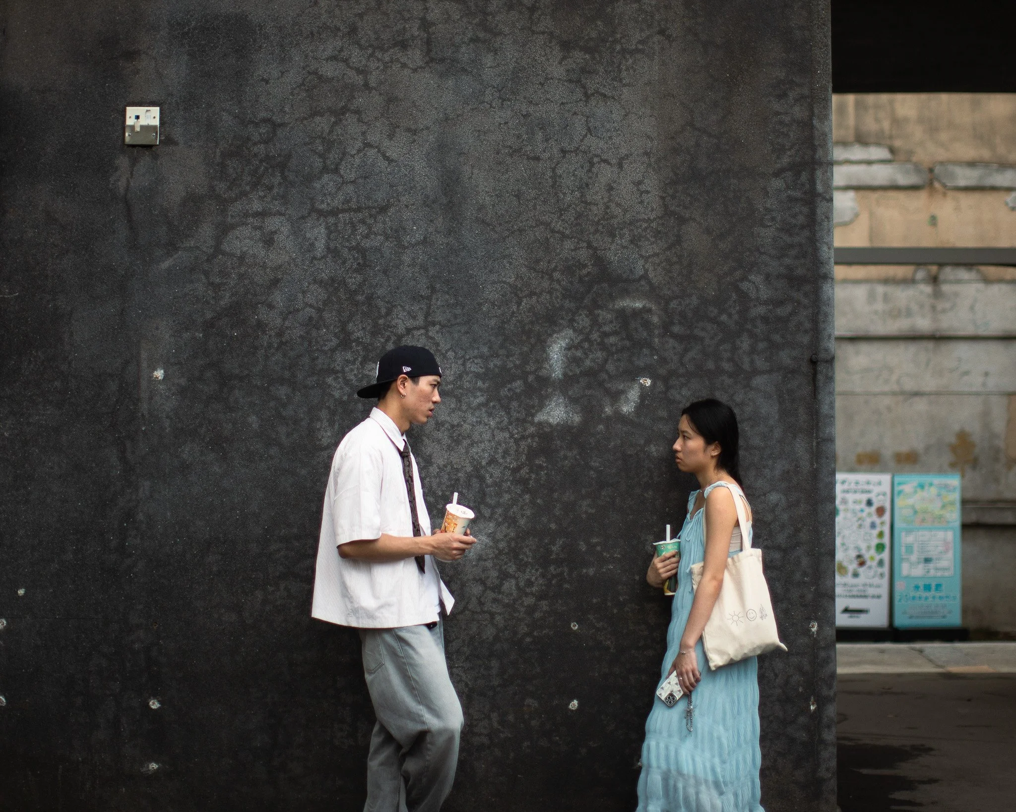 kushphoto-taiwan-couple-conversation-concrete-wall-2025.jpg