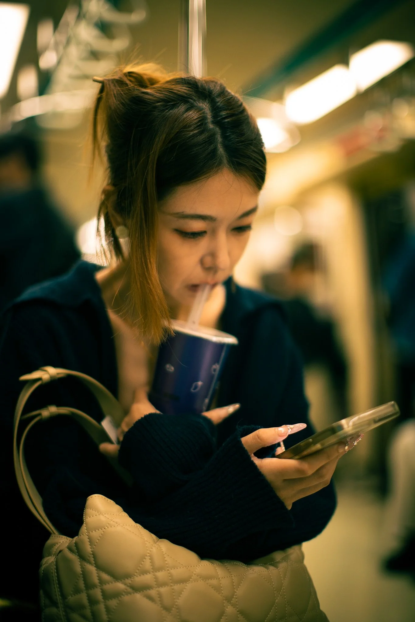 kushphoto-taiwan-woman-drinking-train-phone-2024.jpg