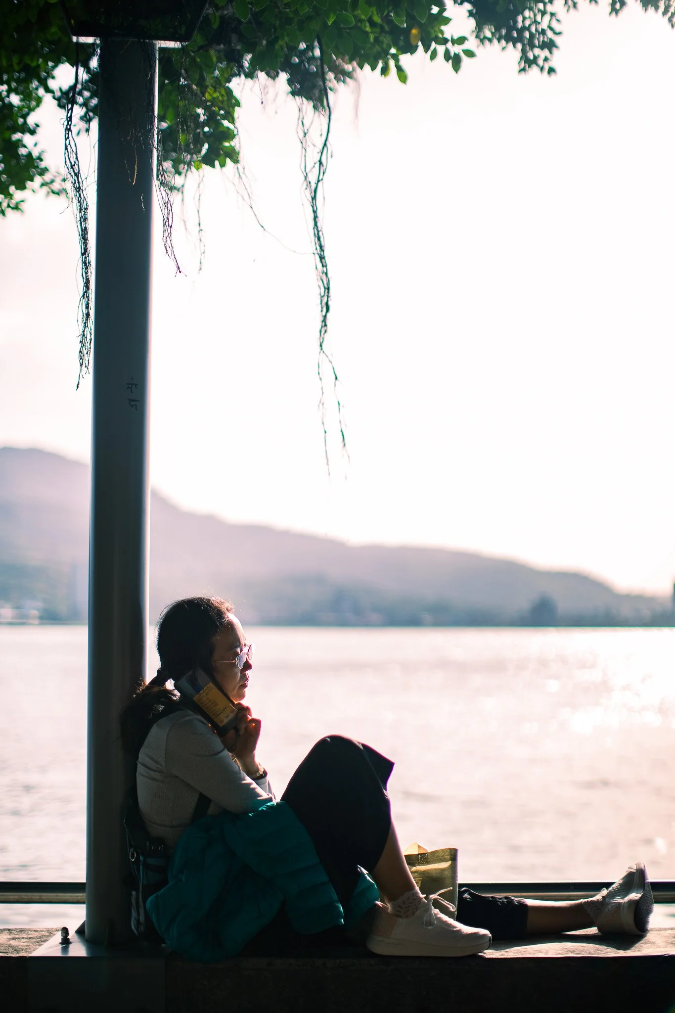 kushphoto-taiwan-woman-waterfront-phone-call-2025.jpg