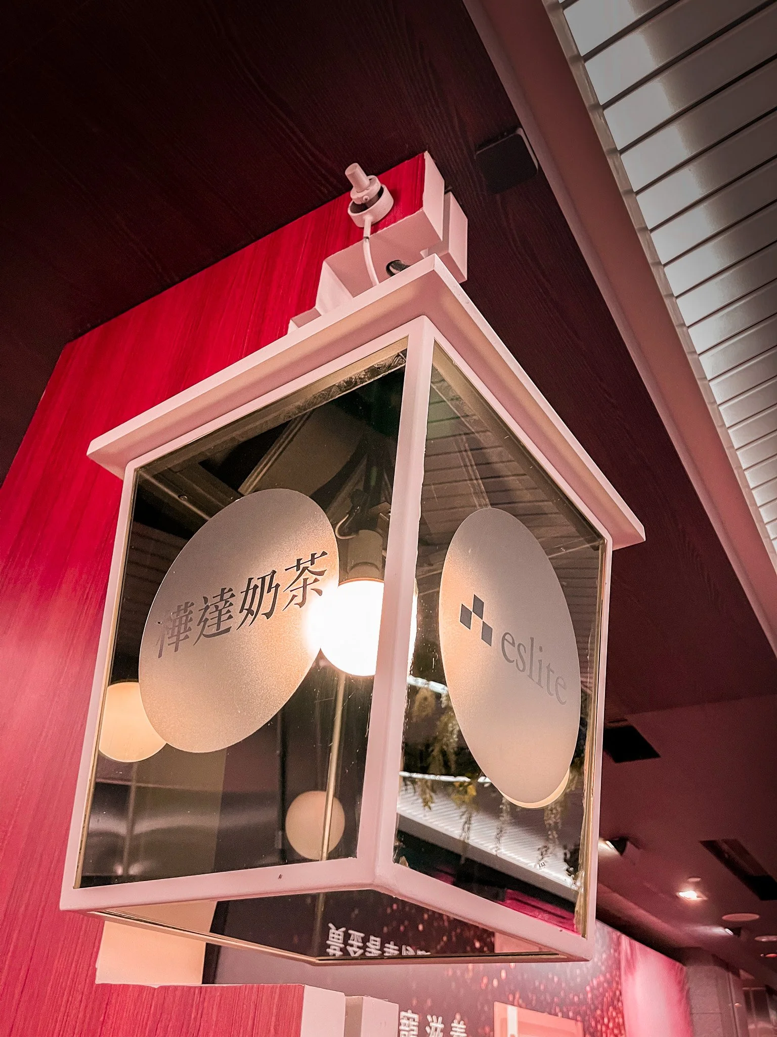 kushphoto-taiwan-eslite-lantern-storefront-2022.jpg