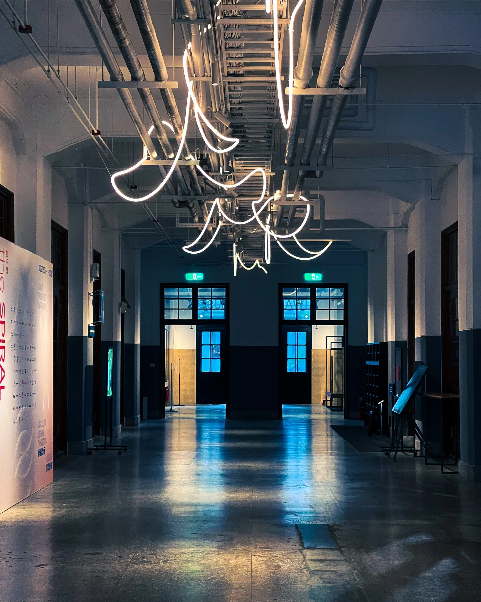 kushphoto-taipei-industrial-hall-neon-calligraphy-2022.jpg