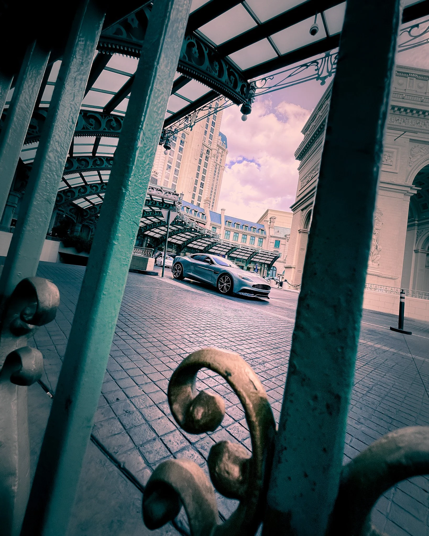 kushphoto-las-vegas-silver-sports-car-casino-plaza-2021.jpg