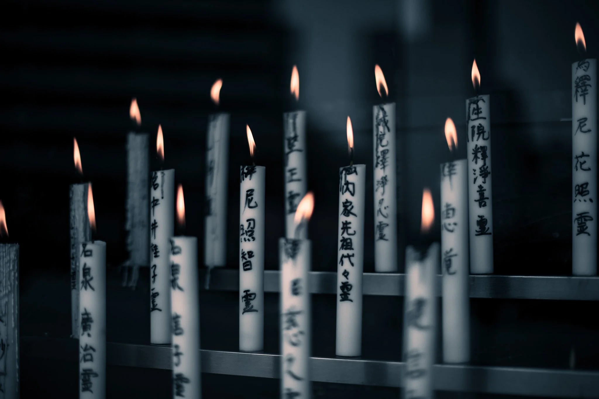 kushphoto-japan-temple-candles-kanji-2024.jpg