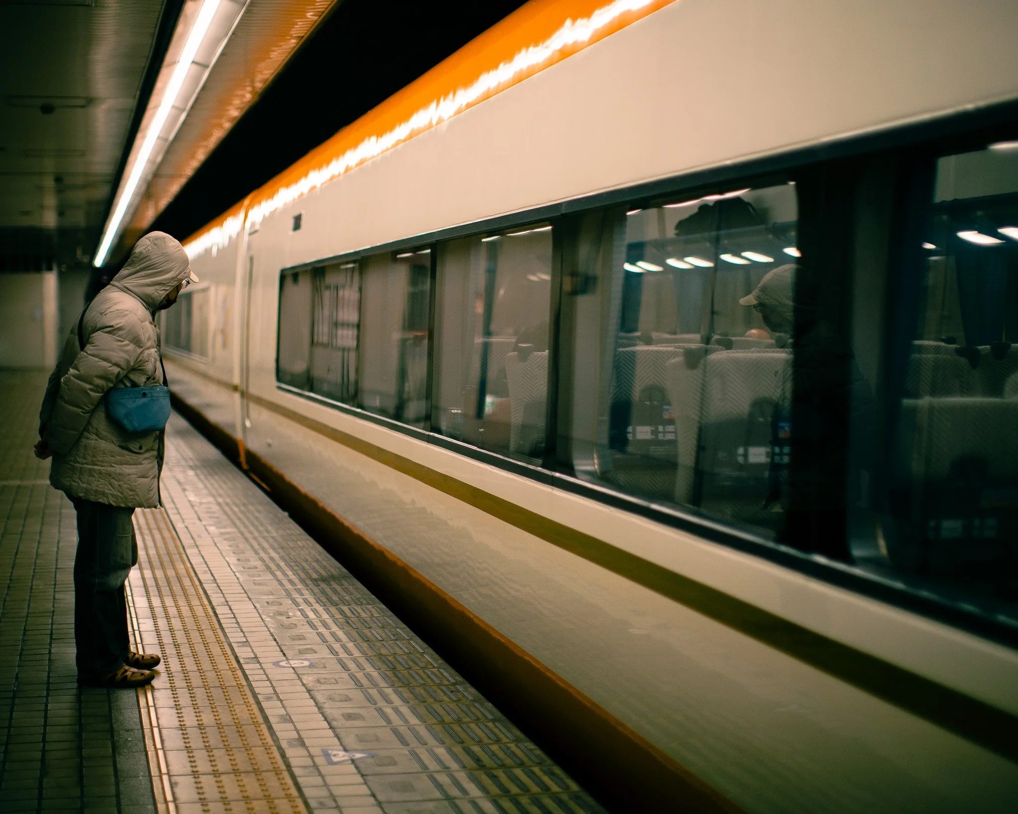 kushphoto-japan-subway-platform-waiting-passenger-2025.jpg