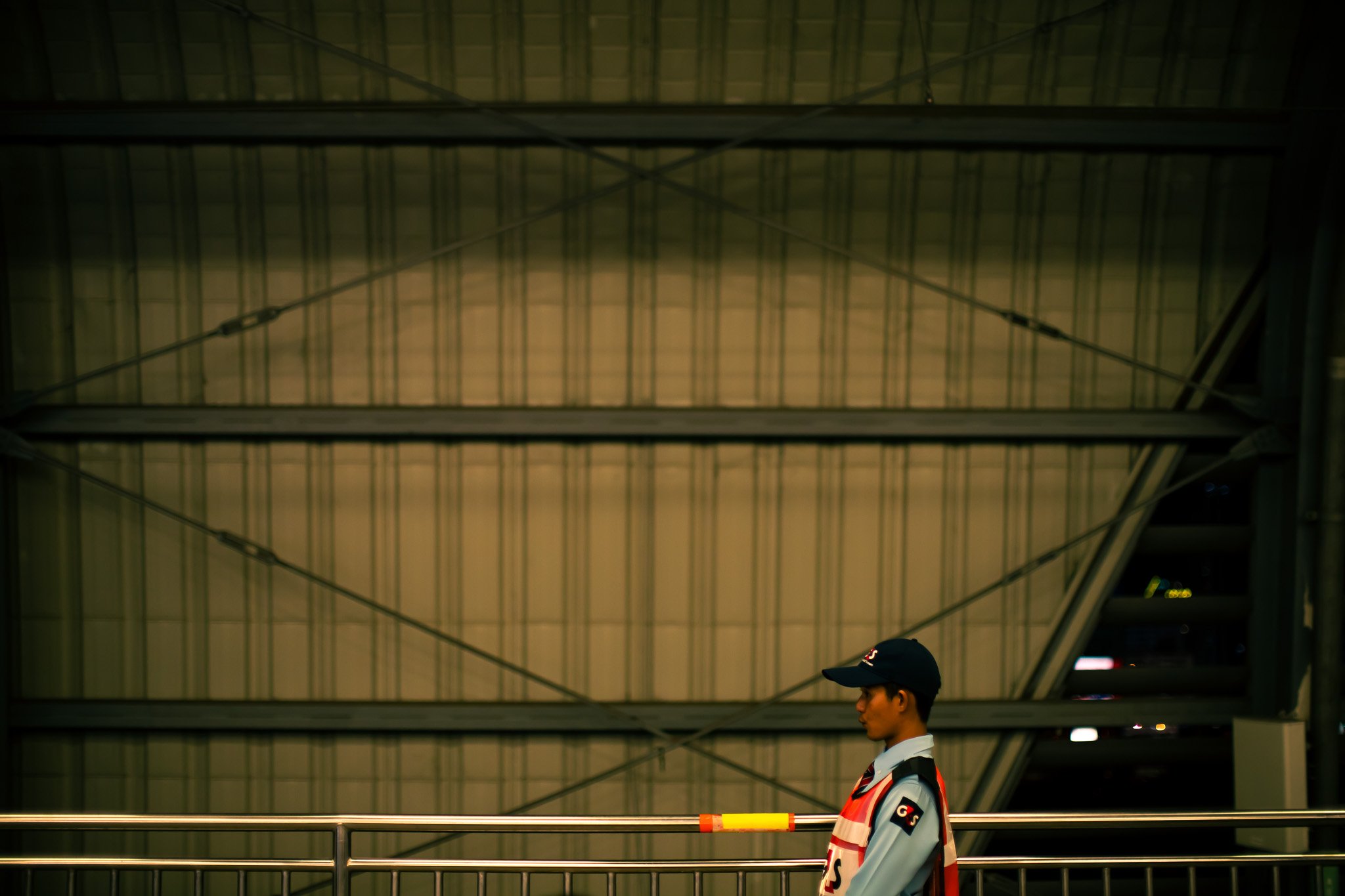 kushphoto-bangkok-airport-guard-sodium-light-2024.jpg