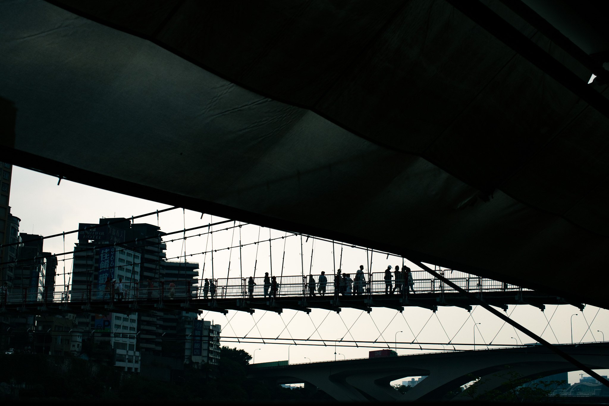 kushphoto-taiwan-suspension-bridge-silhouette-crowd-2024.jpg