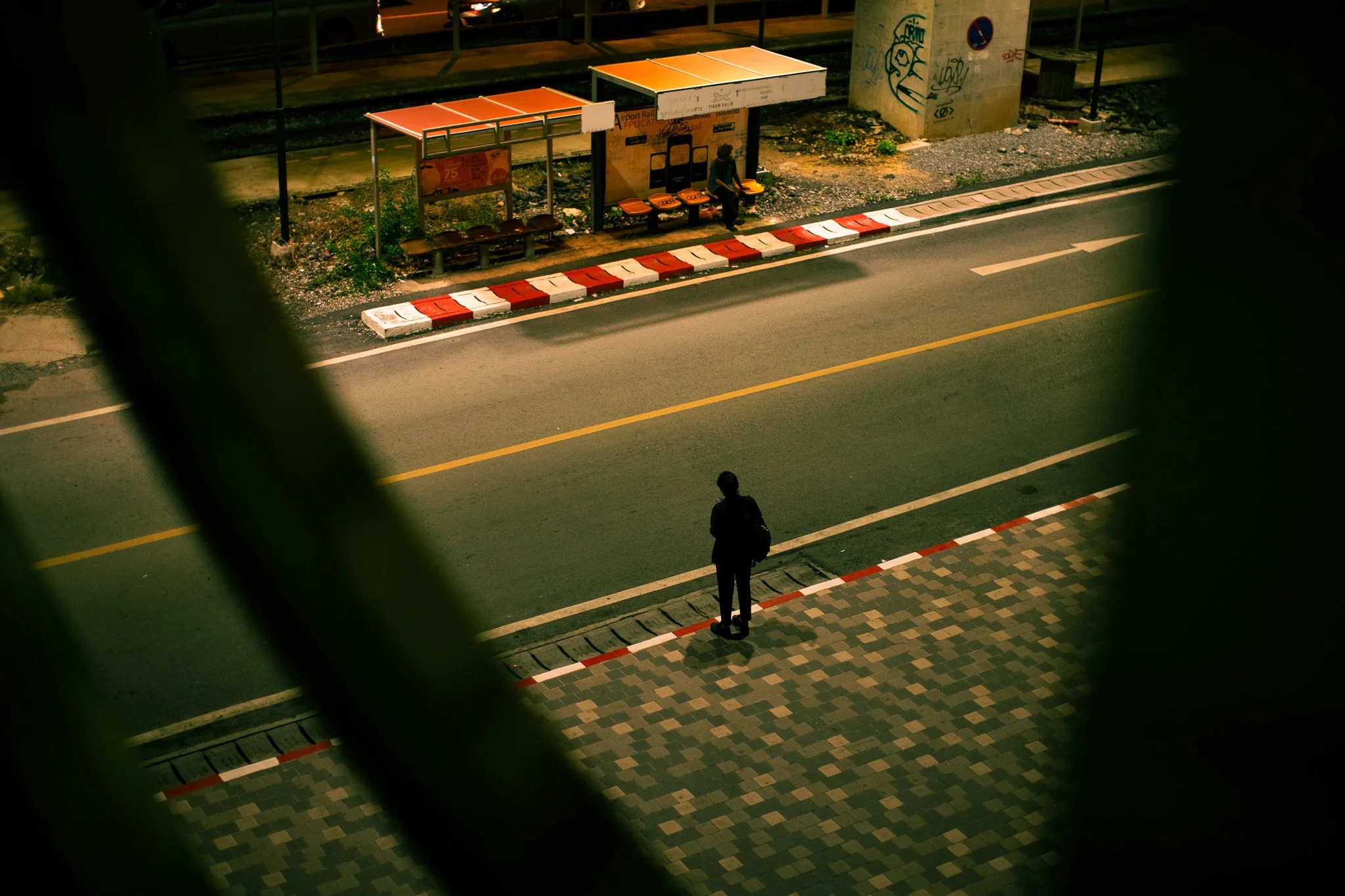 kushphoto-bangkok-night-road-crossing-silhouette-2024.jpg