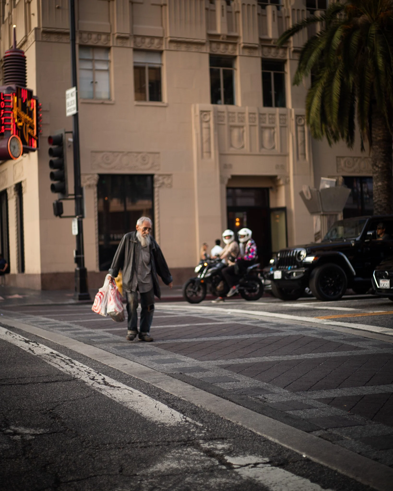 kushphoto-los-angeles-man-crossing-hollywood-boulevard-2023.jpg