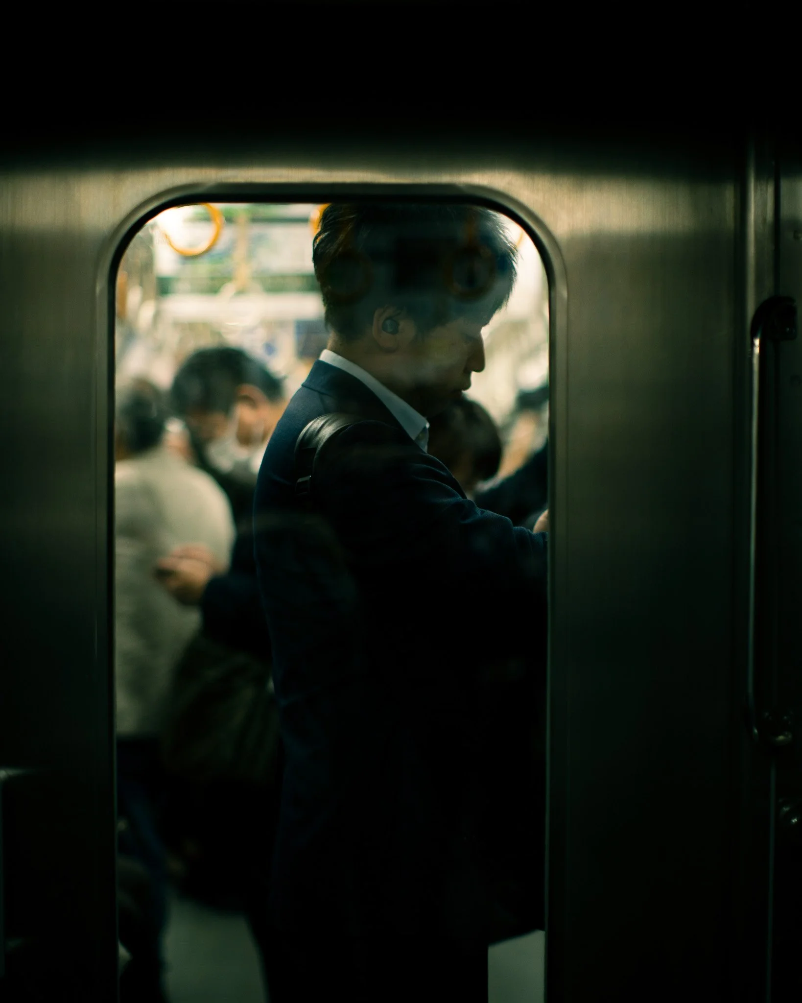 kushphoto-japan-businessman-train-door-window-2024.jpg