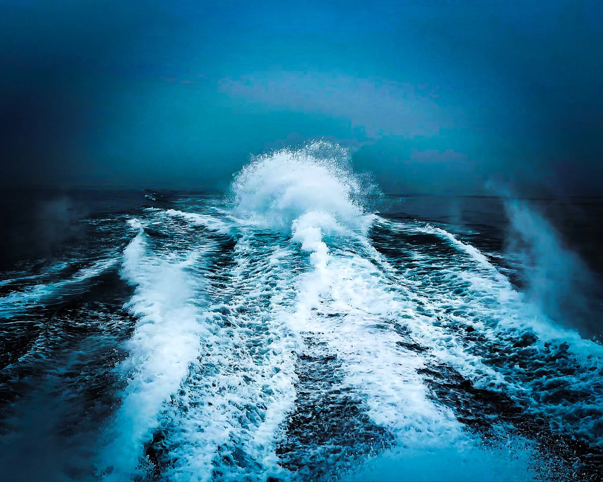 kushphoto-usa-boat-wake-ocean-spray-2021.jpg
