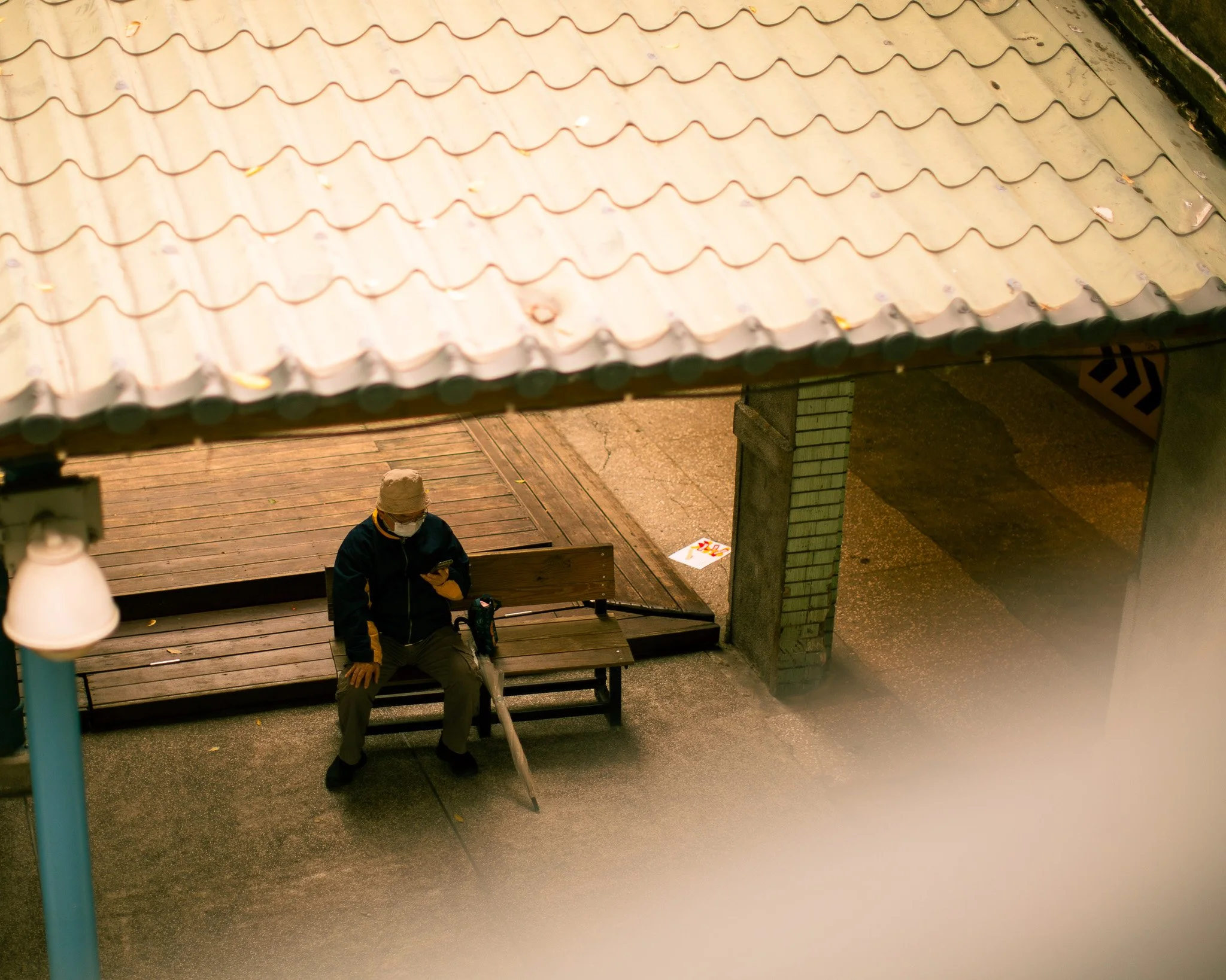 kushphoto-taiwan-elderly-man-bench-phone-2025.jpg