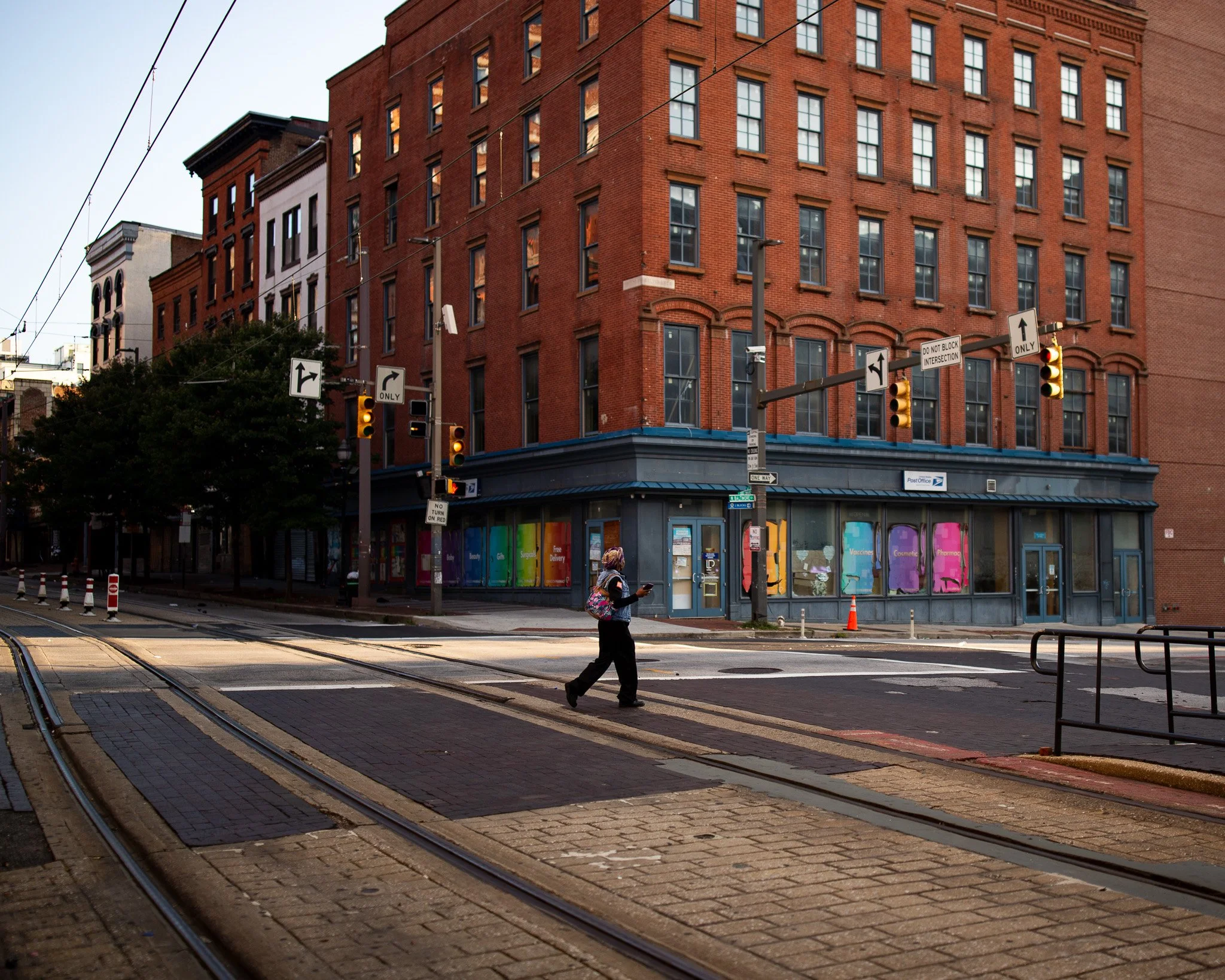 kushphoto-usa-woman-crossing-trolley-tracks-2023.jpg