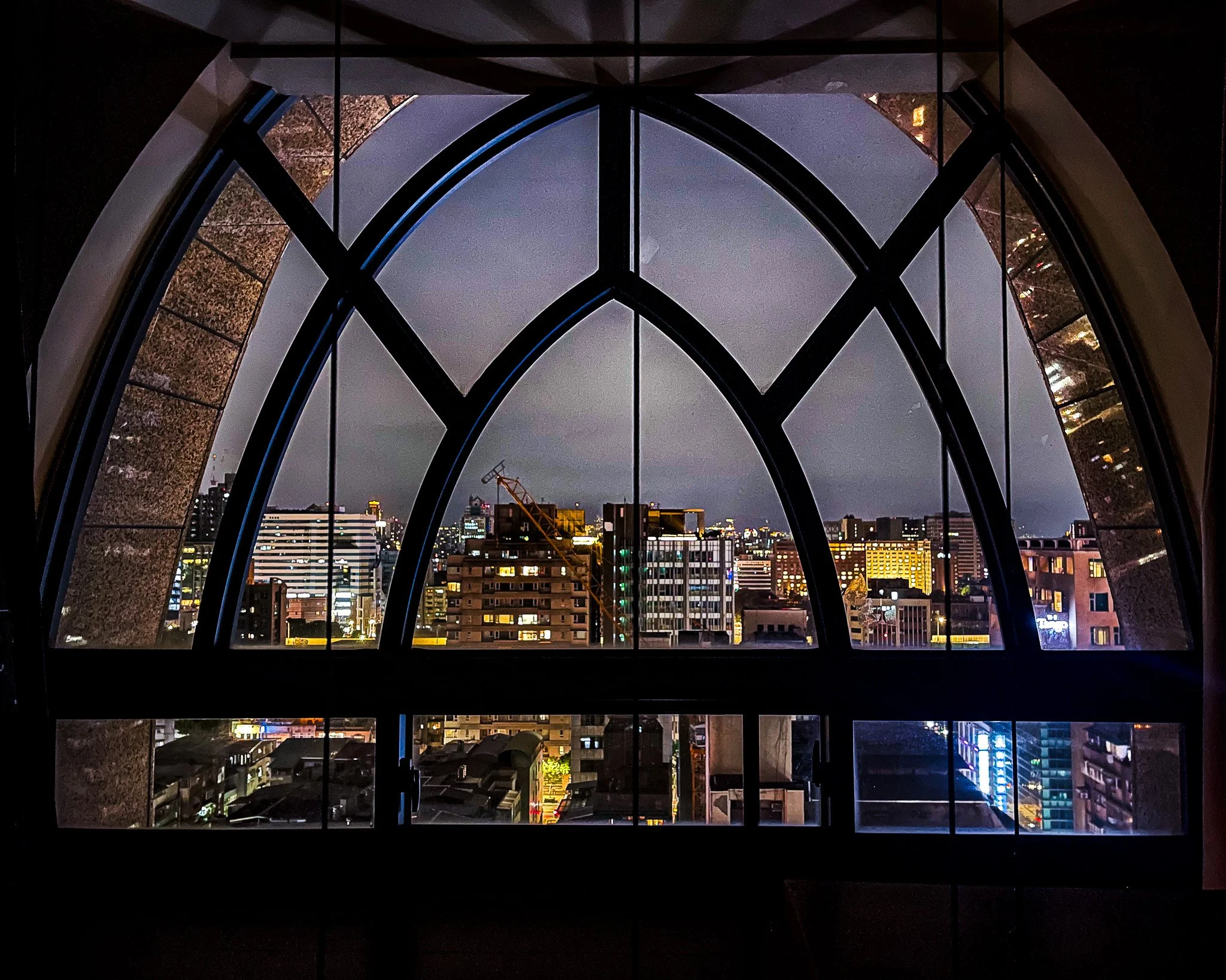 kushphoto-taipei-arched-window-city-lights-2023.jpg