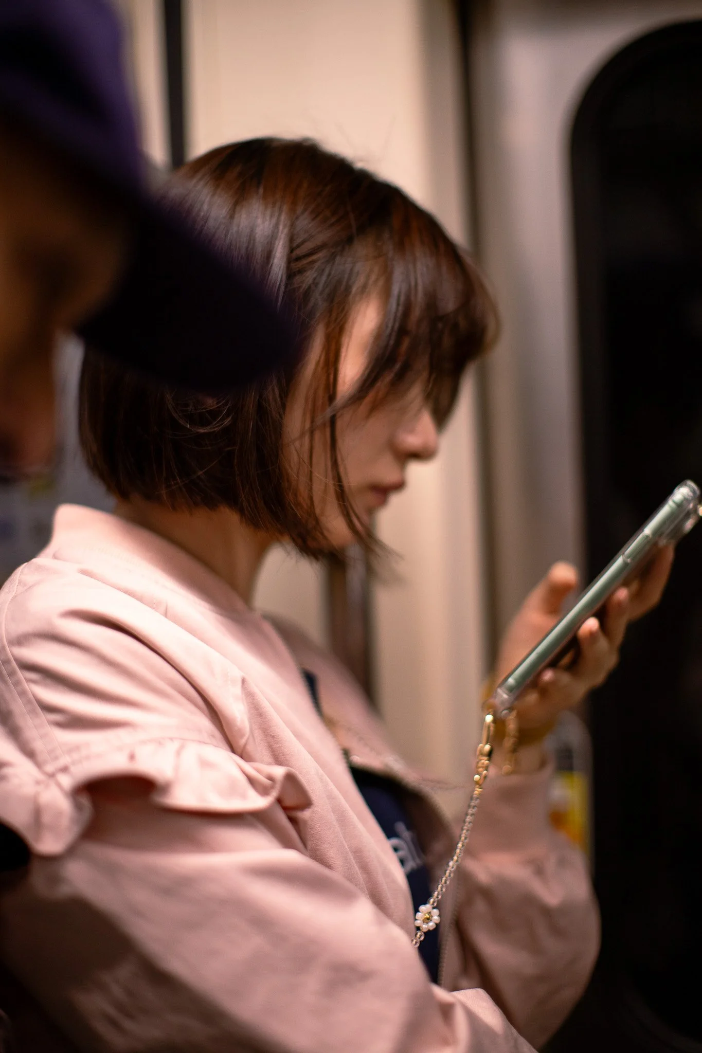 kushphoto-taipei-woman-phone-subway-2024.jpg