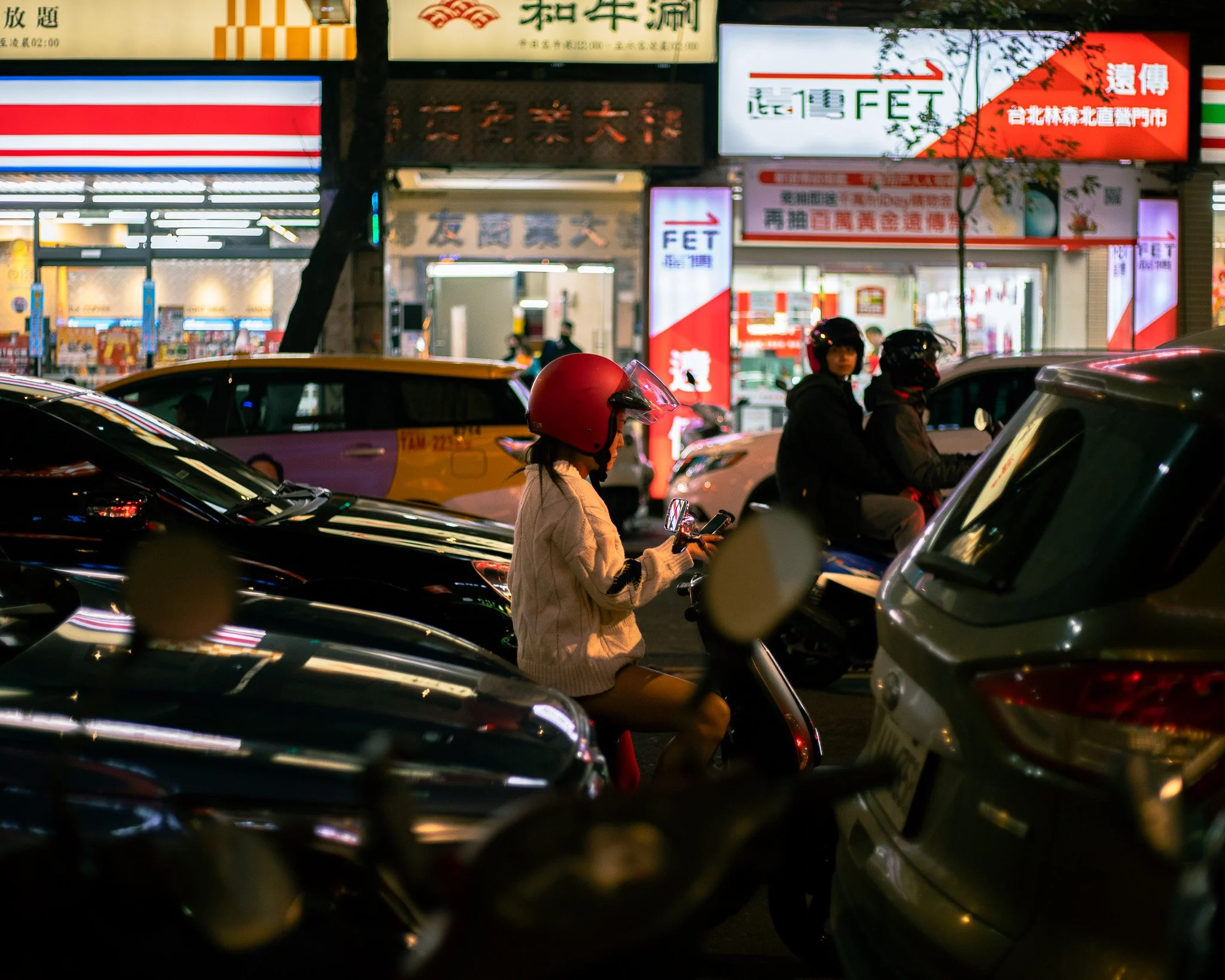 kushphoto-taipei-night-street-scooter-neon-signs-2024.jpg