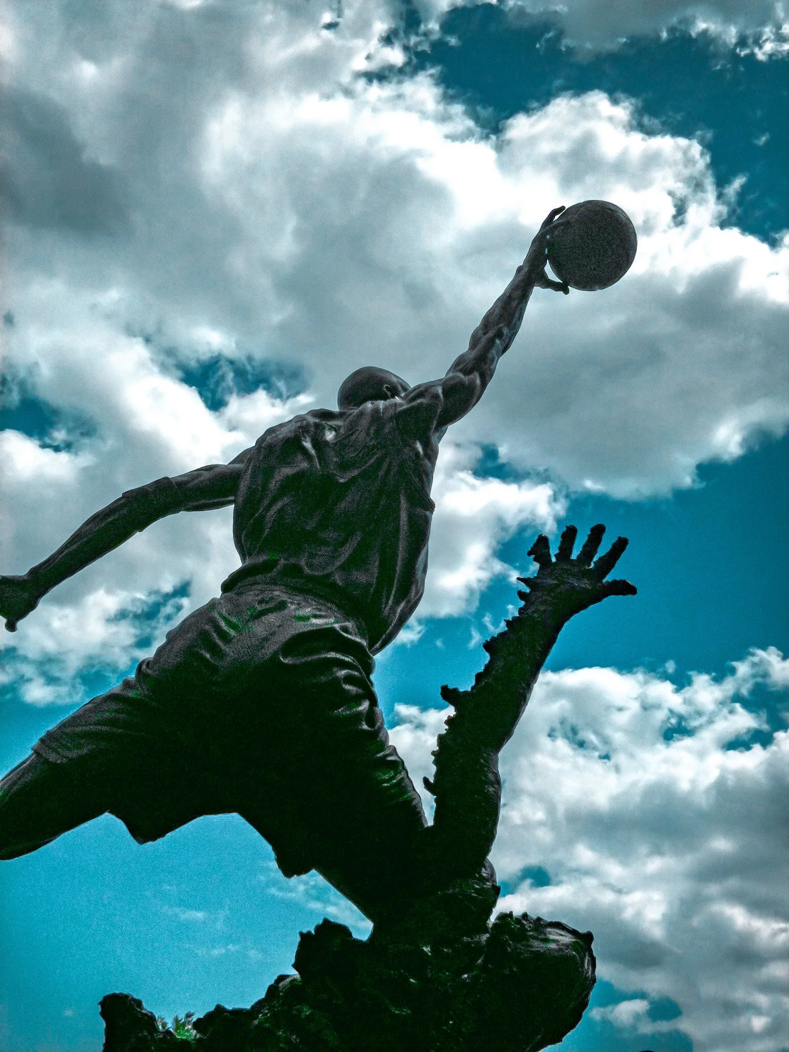 kushphoto-chicago-basketball-player-statue-dunk-2011.jpg