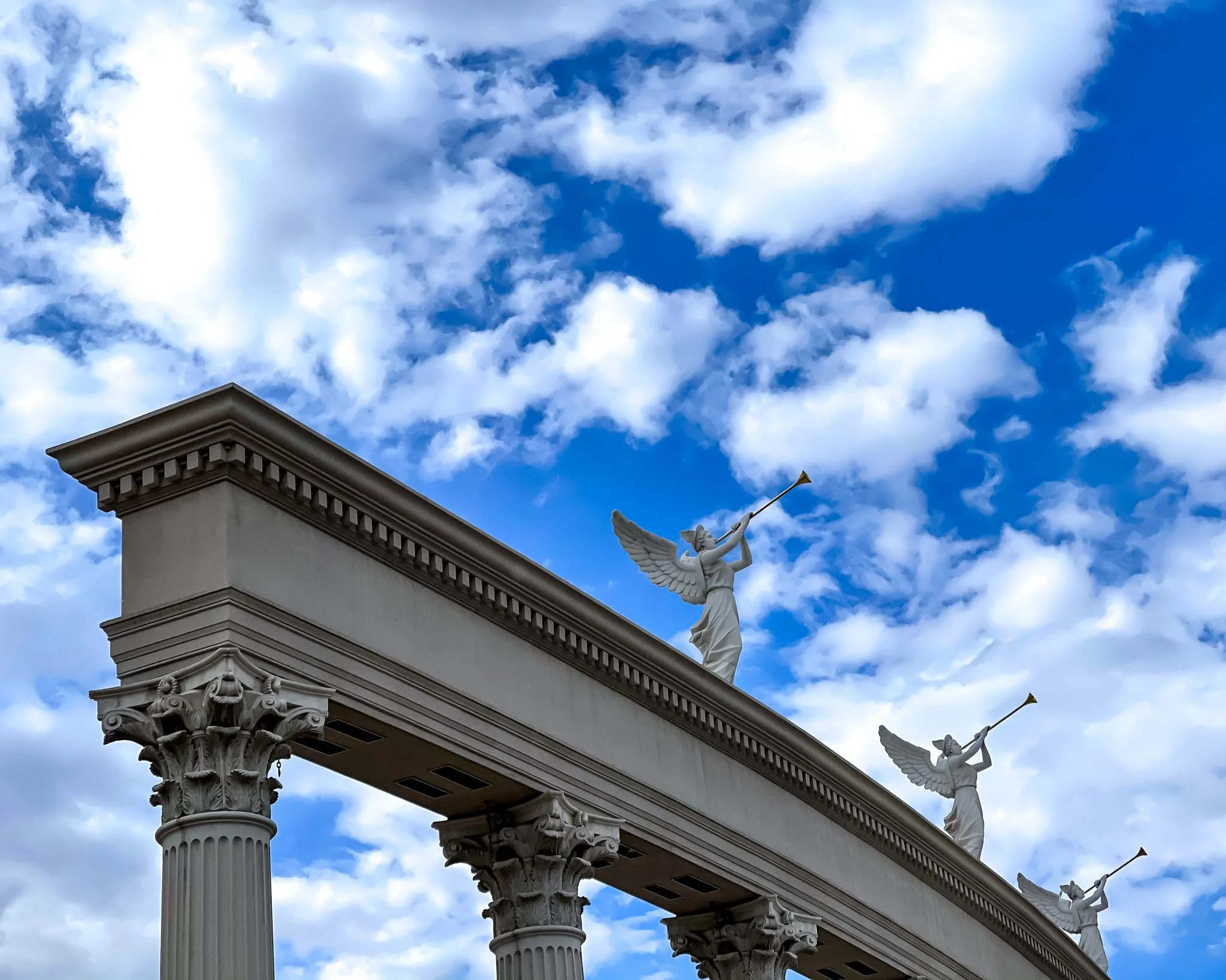 kushphoto-las-vegas-angel-trumpet-statues-columns-2021.jpg