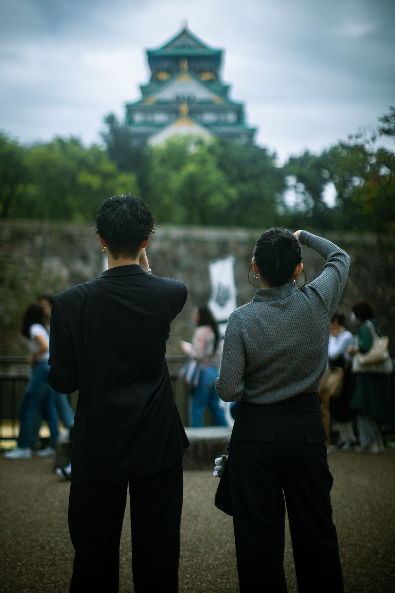 kushphoto-osaka-couple-viewing-castle-2024.jpg