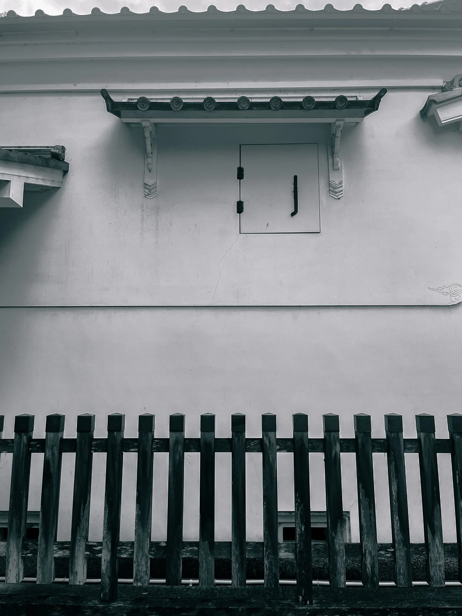 kushphoto-japan-plaster-wall-wooden-fence-2024.jpg