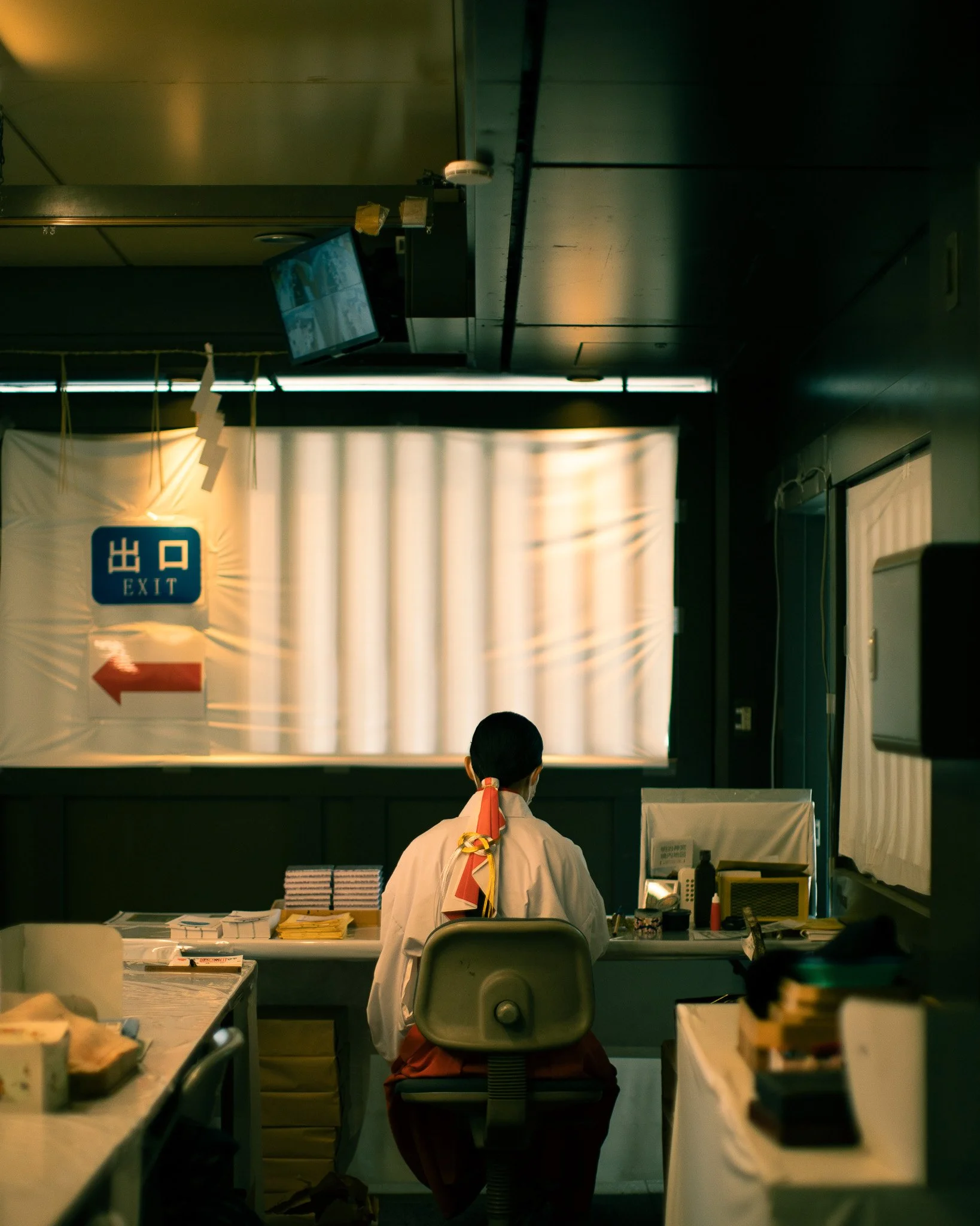 kushphoto-japan-shrine-attendant-desk-exit-2024.jpg