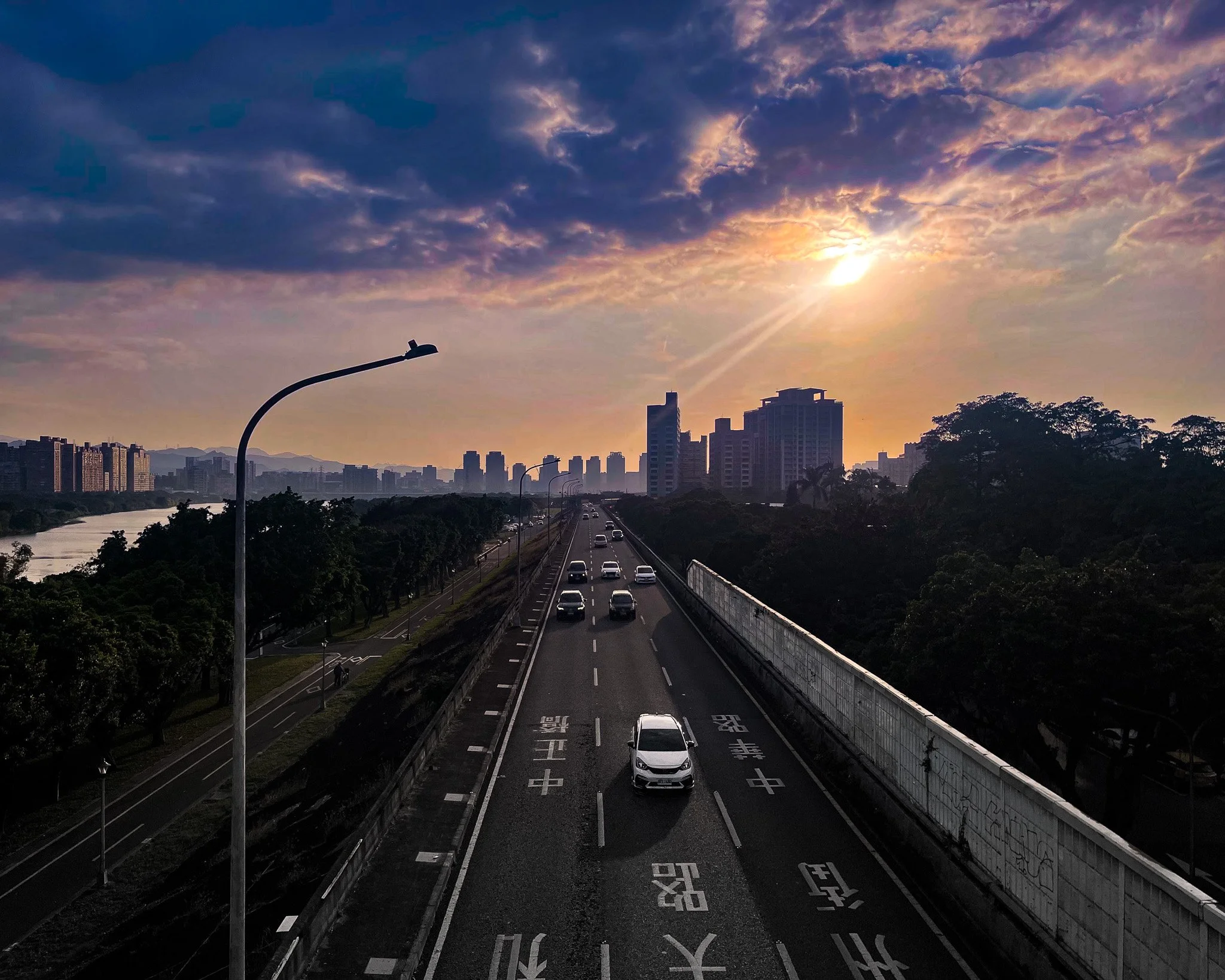 kushphoto-taipei-highway-cars-sunset-city-2024.jpg