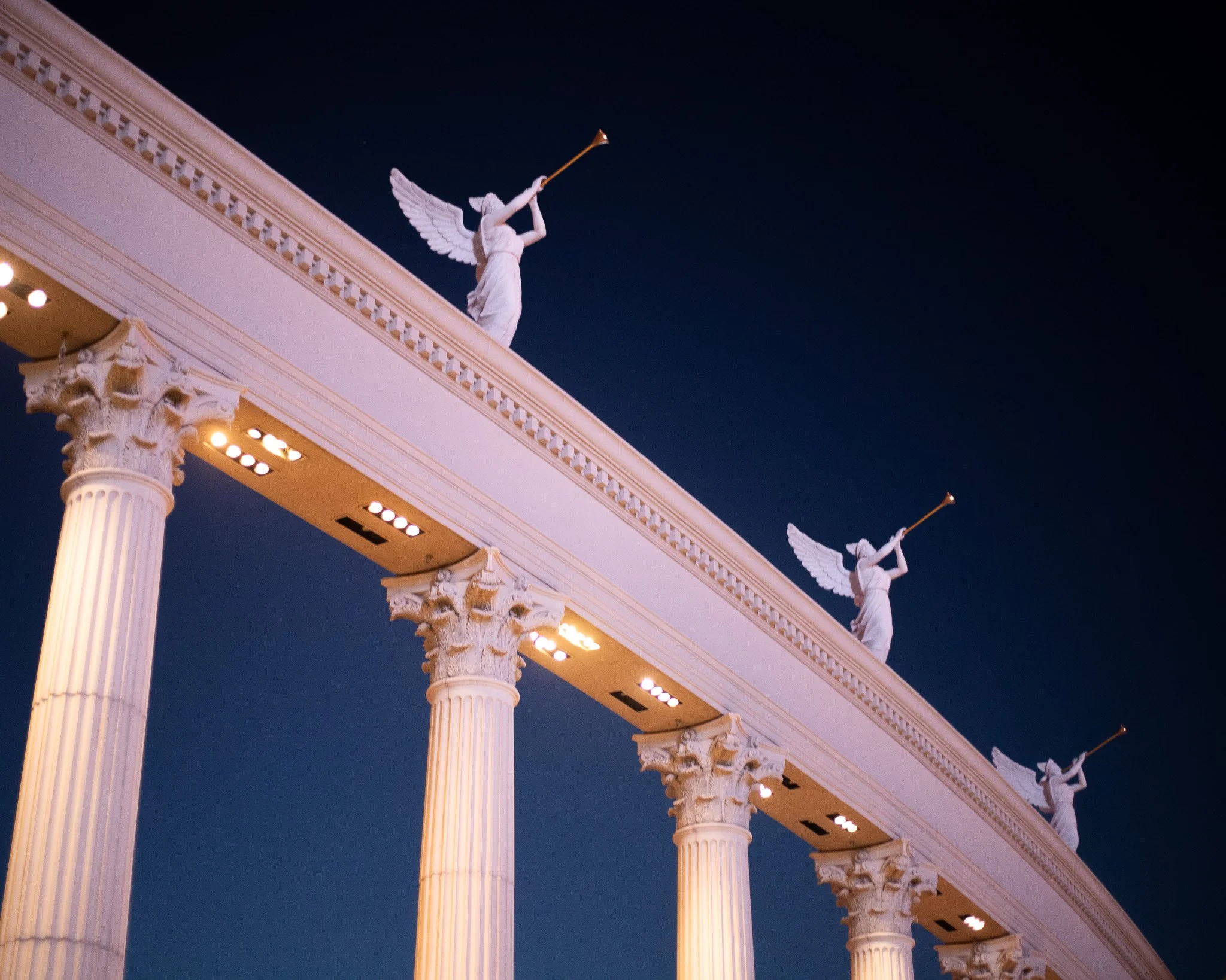 kushphoto-las-vegas-angel-statues-columns-2023.jpg