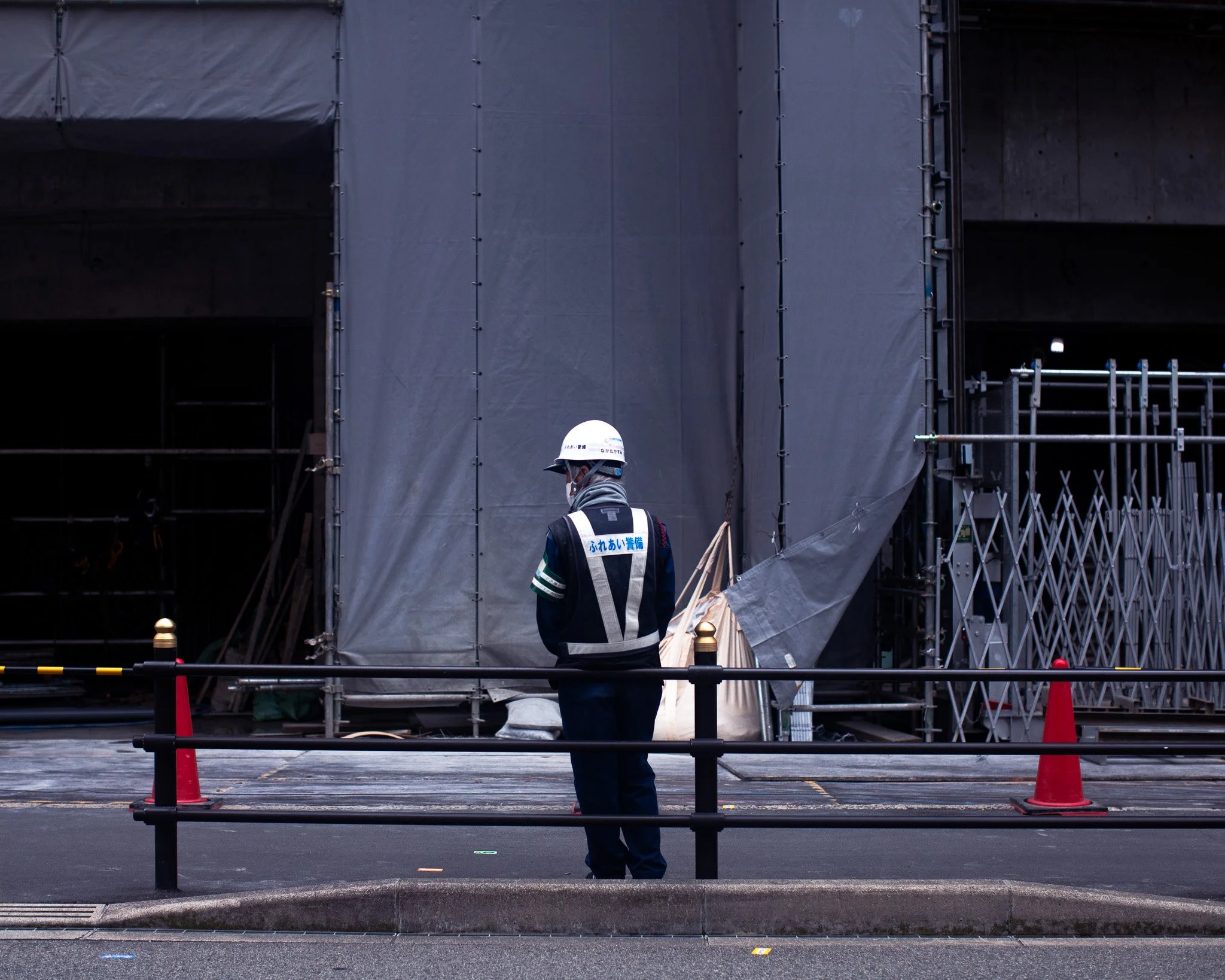 kushphoto-japan-construction-guard-street-2024.jpg
