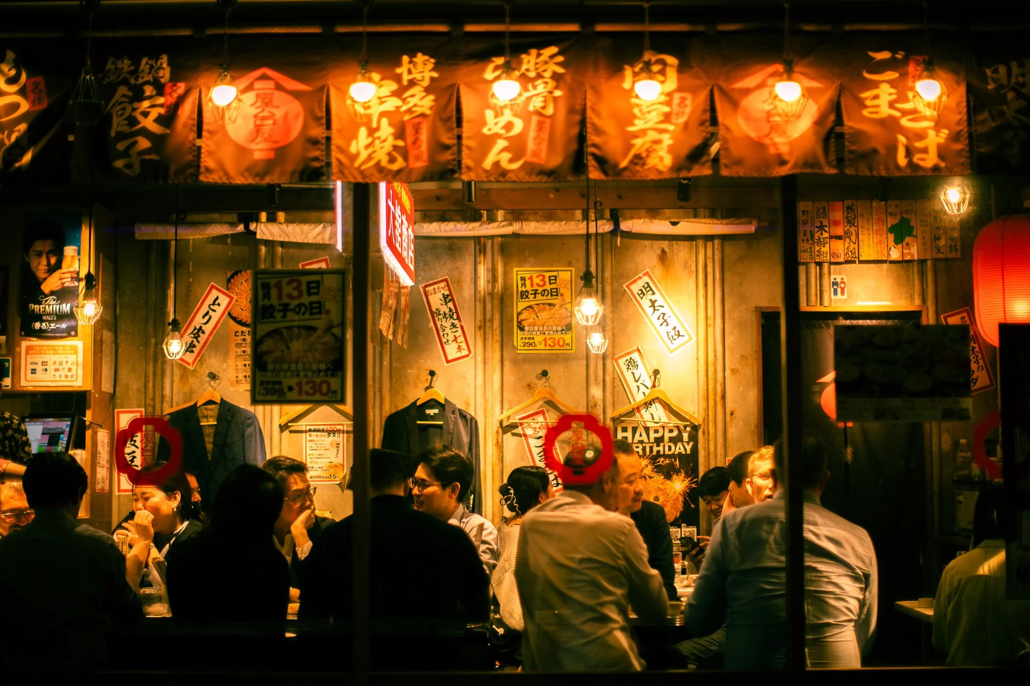 kushphoto-japan-izakaya-window-diners-lanterns-2024.jpg