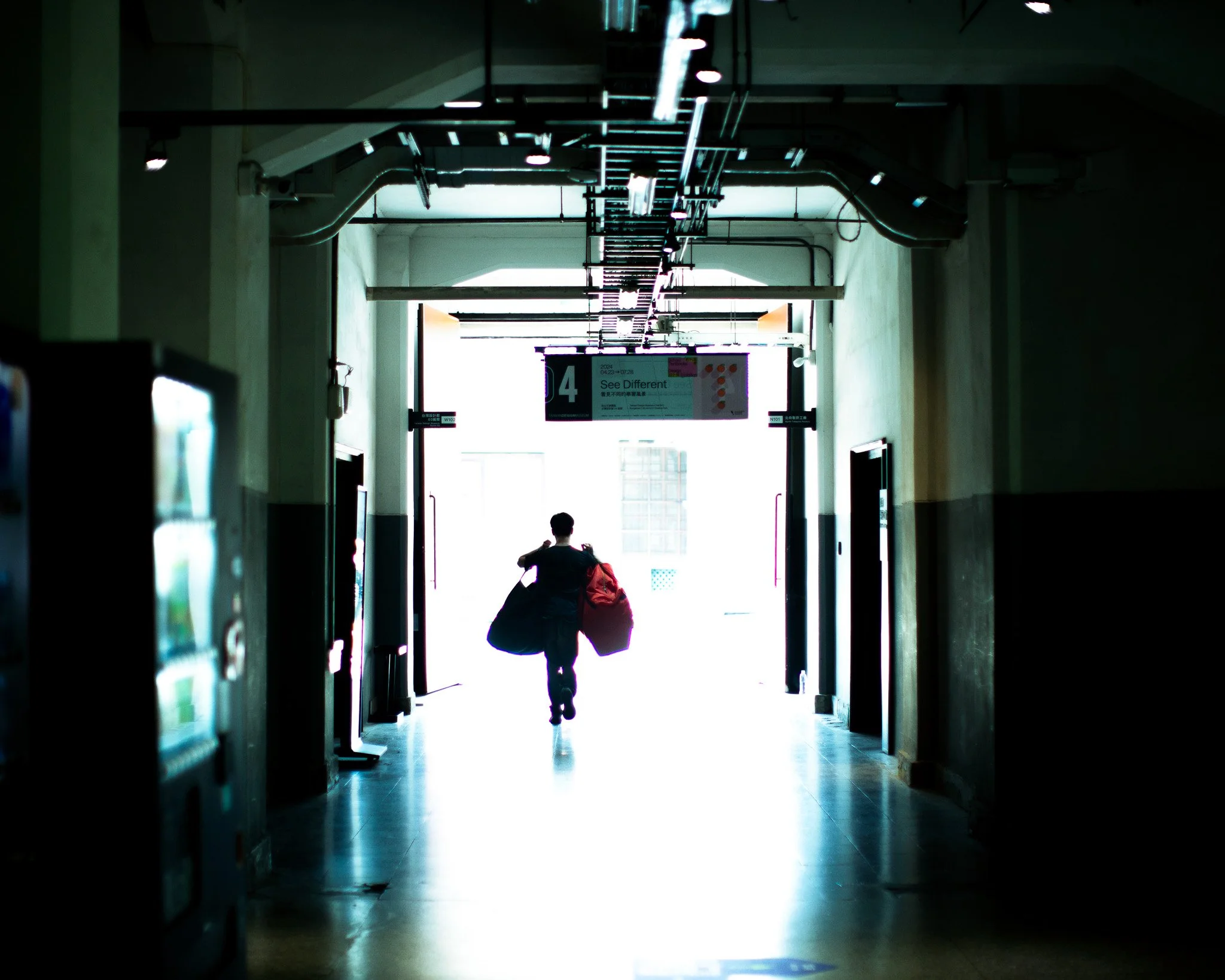 kushphoto-taiwan-silhouette-corridor-figure-bags-2024.jpg