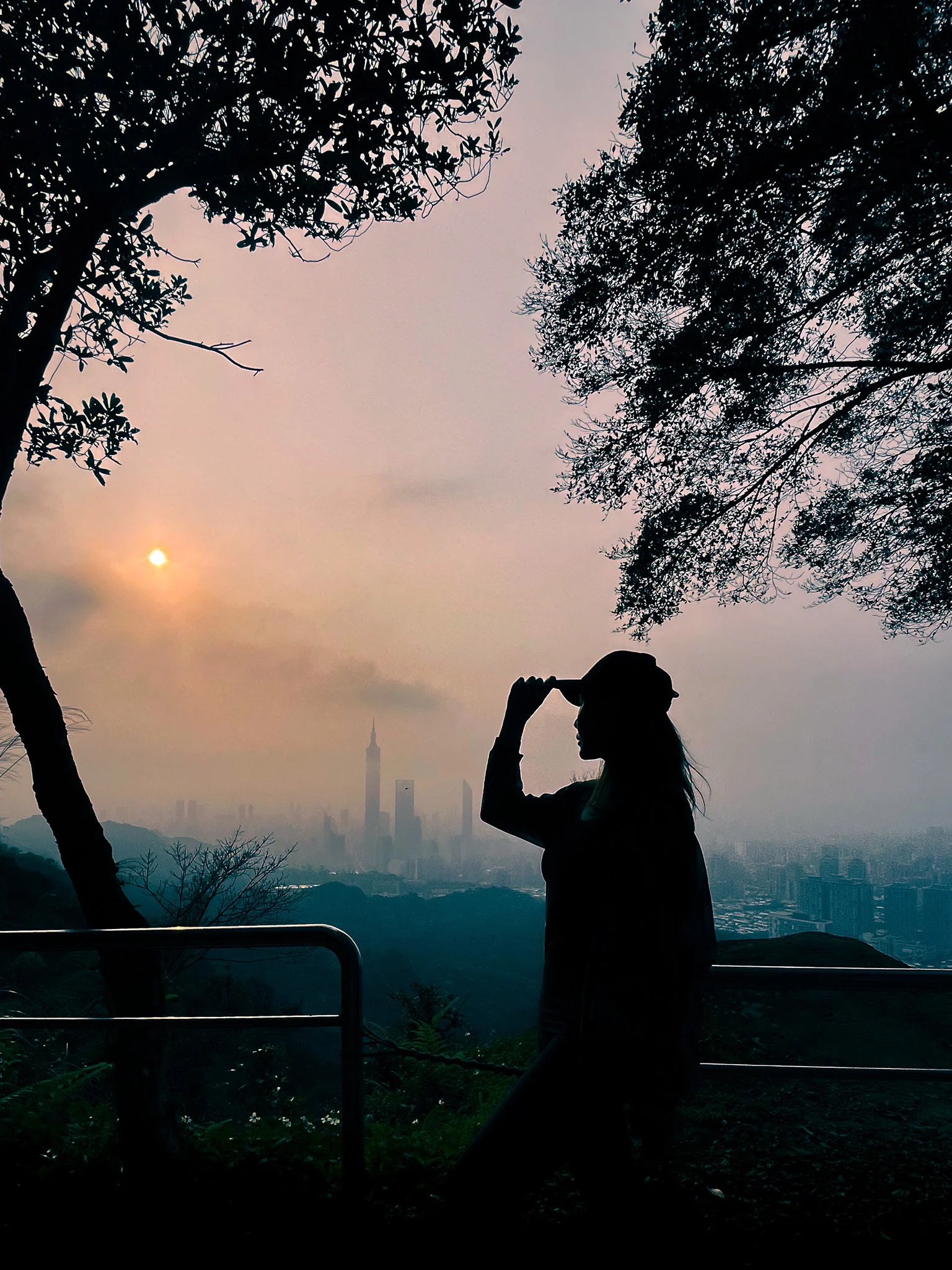 kushphoto-taipei-silhouette-woman-city-overlook-2024.jpg