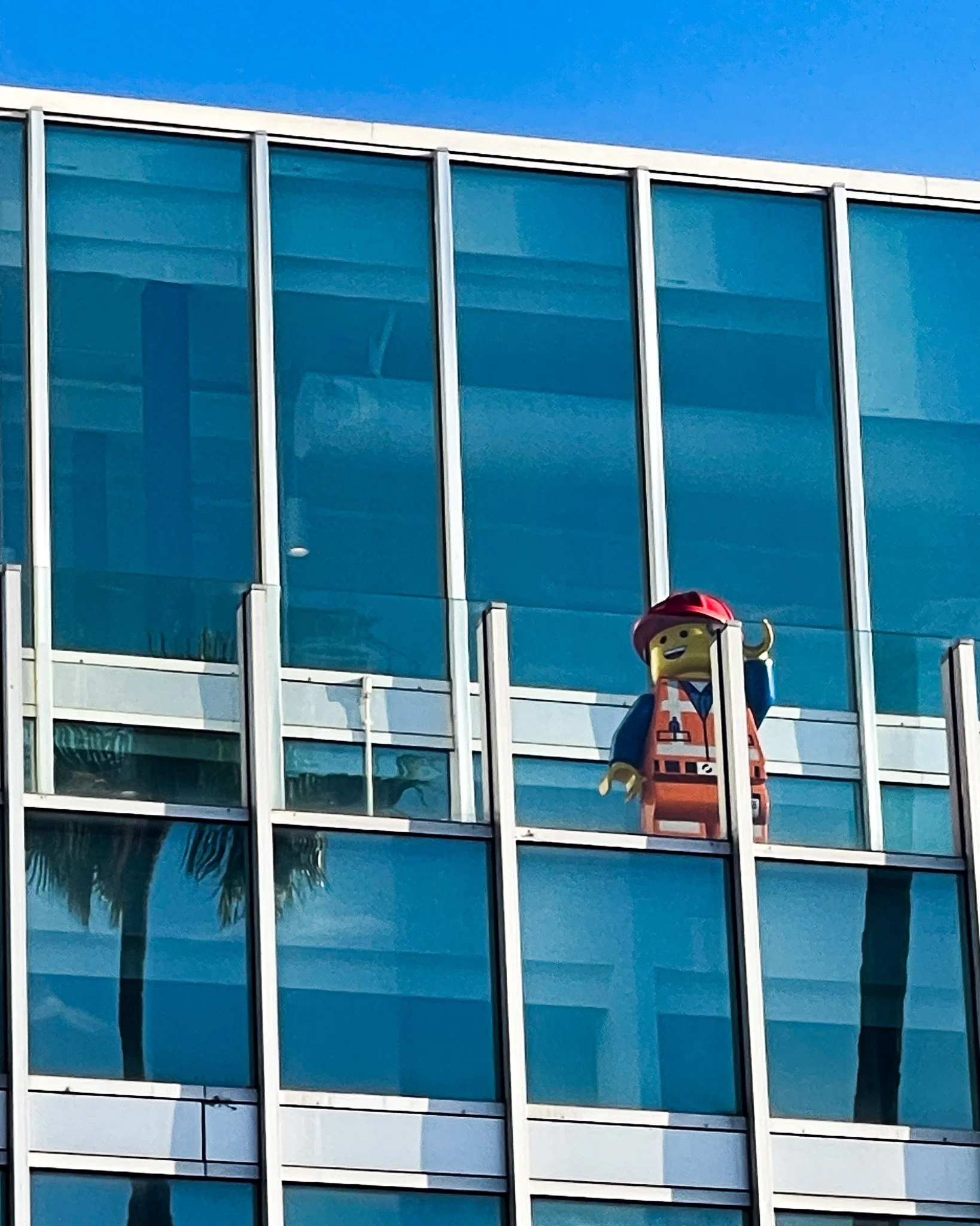 kushphoto-usa-lego-figure-glass-building-2023.jpg