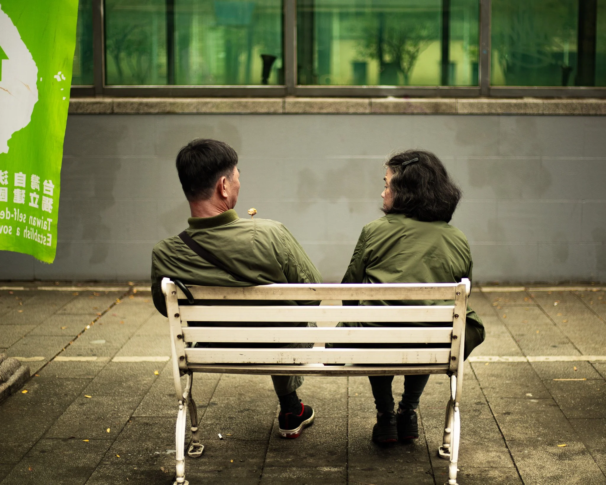kushphoto-taiwan-elderly-couple-bench-street-2023.jpg