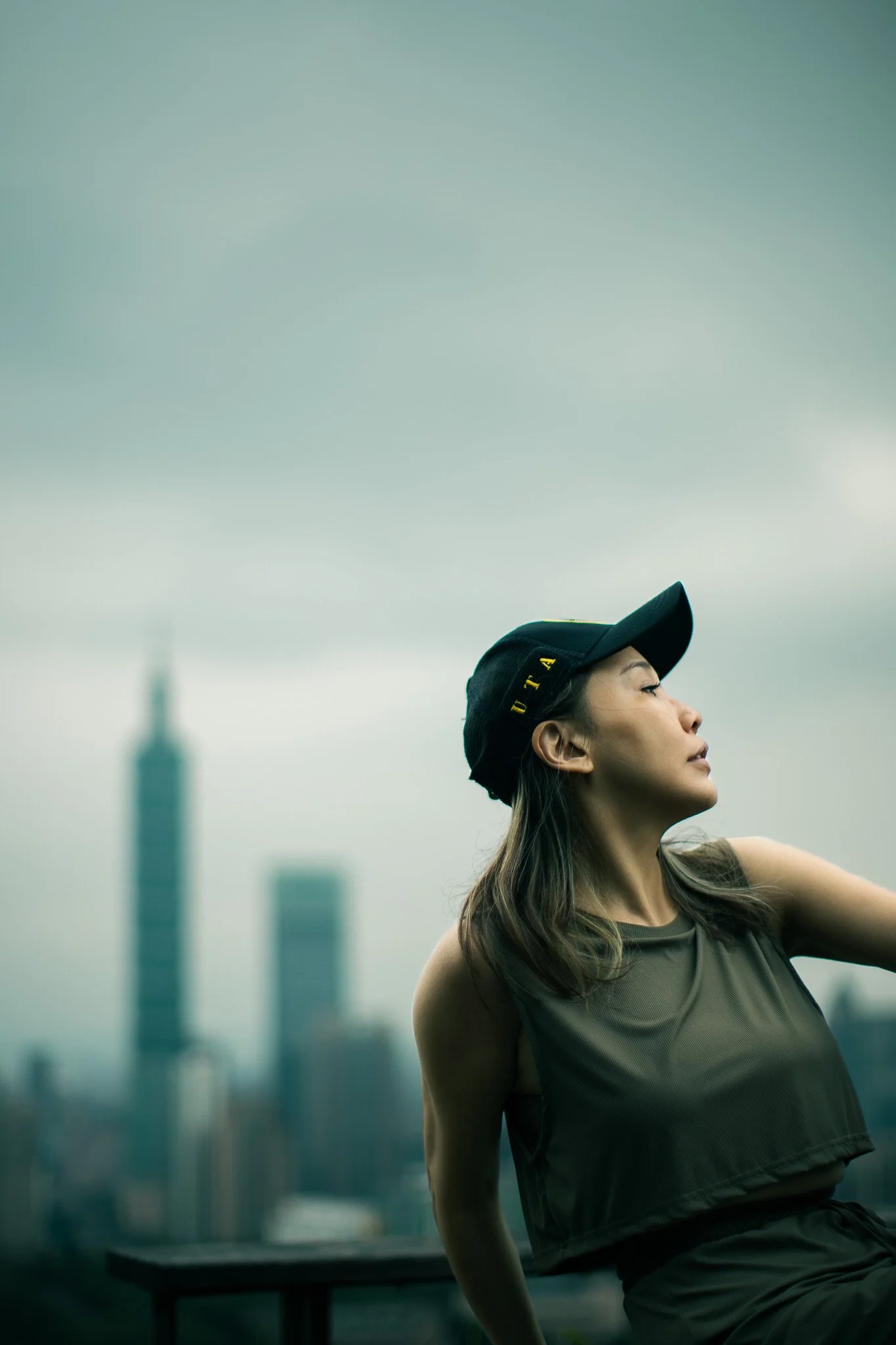 kushphoto-taipei-woman-cap-skyline-portrait-2024.jpg