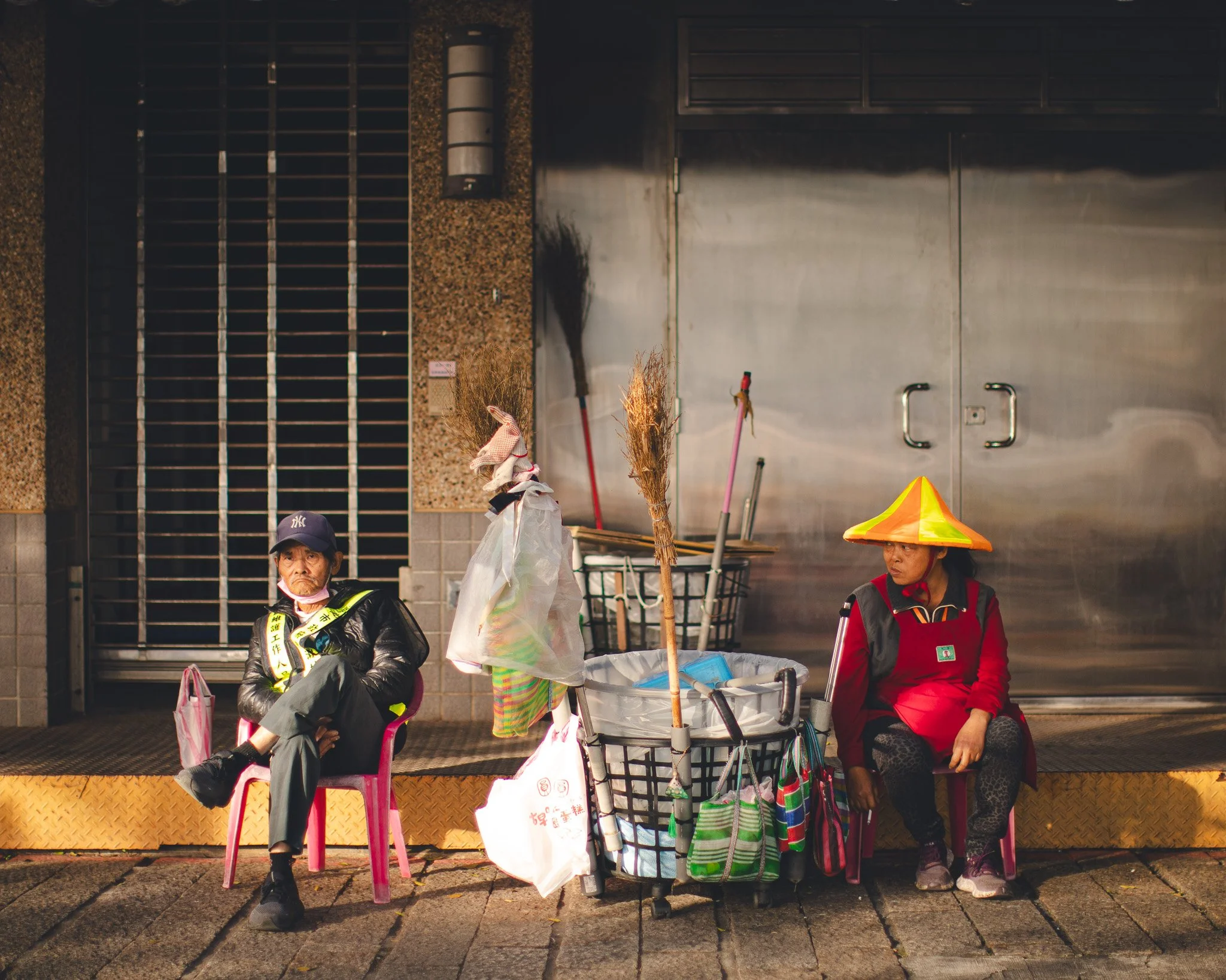 kushphoto-taiwan-street-cleaners-resting-sidewalk-2025.jpg