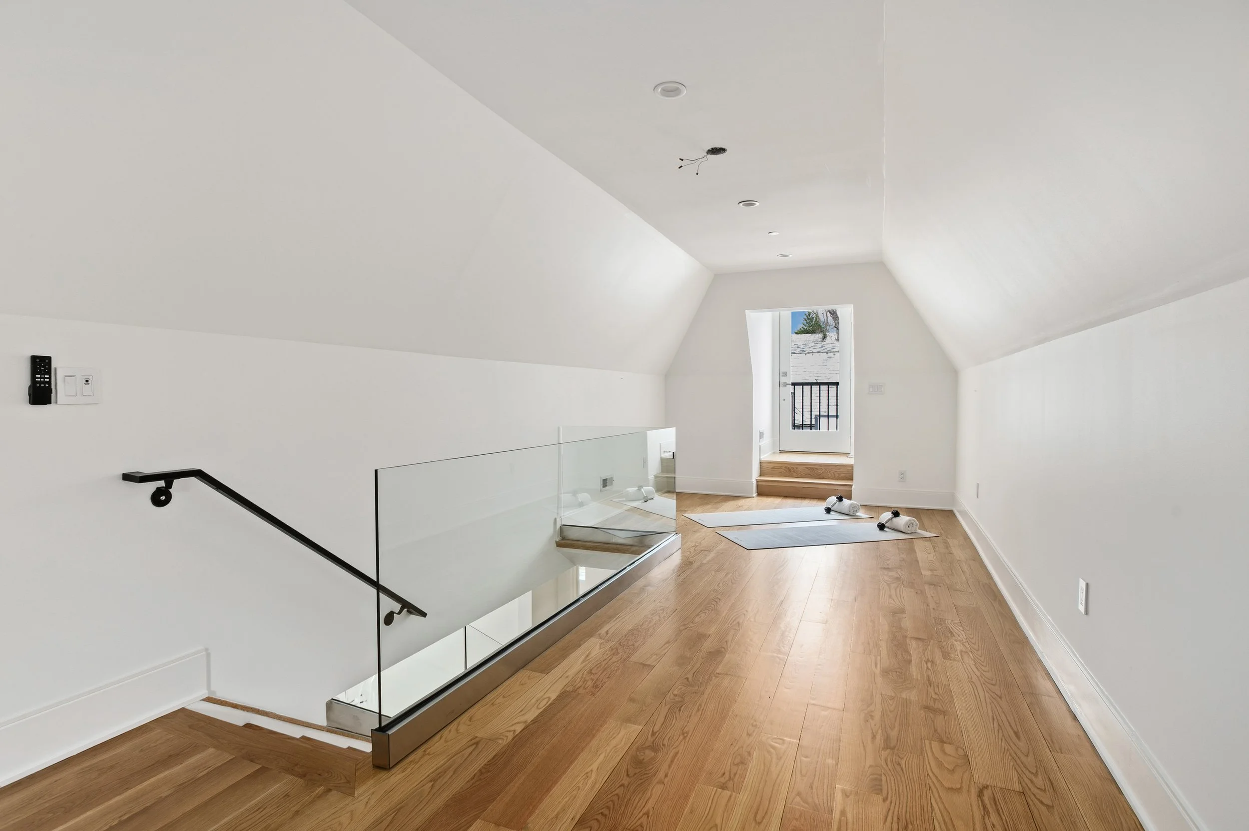 73-3001FoxhallRdNW0572.jpg