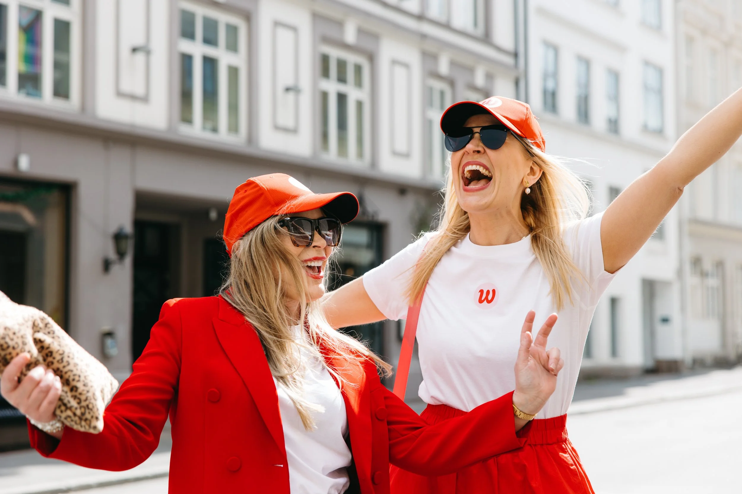 Meri Wiik og Kristin Westreng Aas står utenfor en bygning med med skiltet «Skovsgården Stortingsgata 12». De smiler til kameraet. Kristin og Meri er Norges største profiler på LinkedIn og eier og driver WoW Posisjonering sammen.