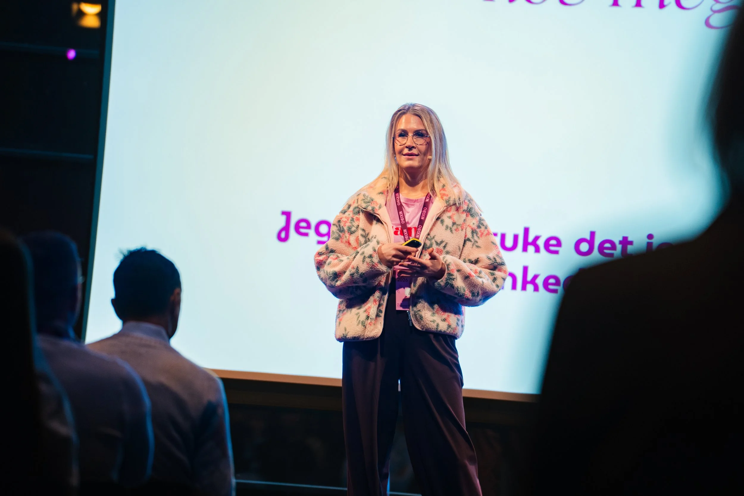 Meri Wiik er en ettertraktet foredragsholder og får 6/6 stjerner fra sine kunder. Hun er en av Norges fremste eksperter på LinkedIn og sosiale medier for bedrift, og har den største profilen på merkevare og posisjonering på LinkedIn. Foto Simon Almås