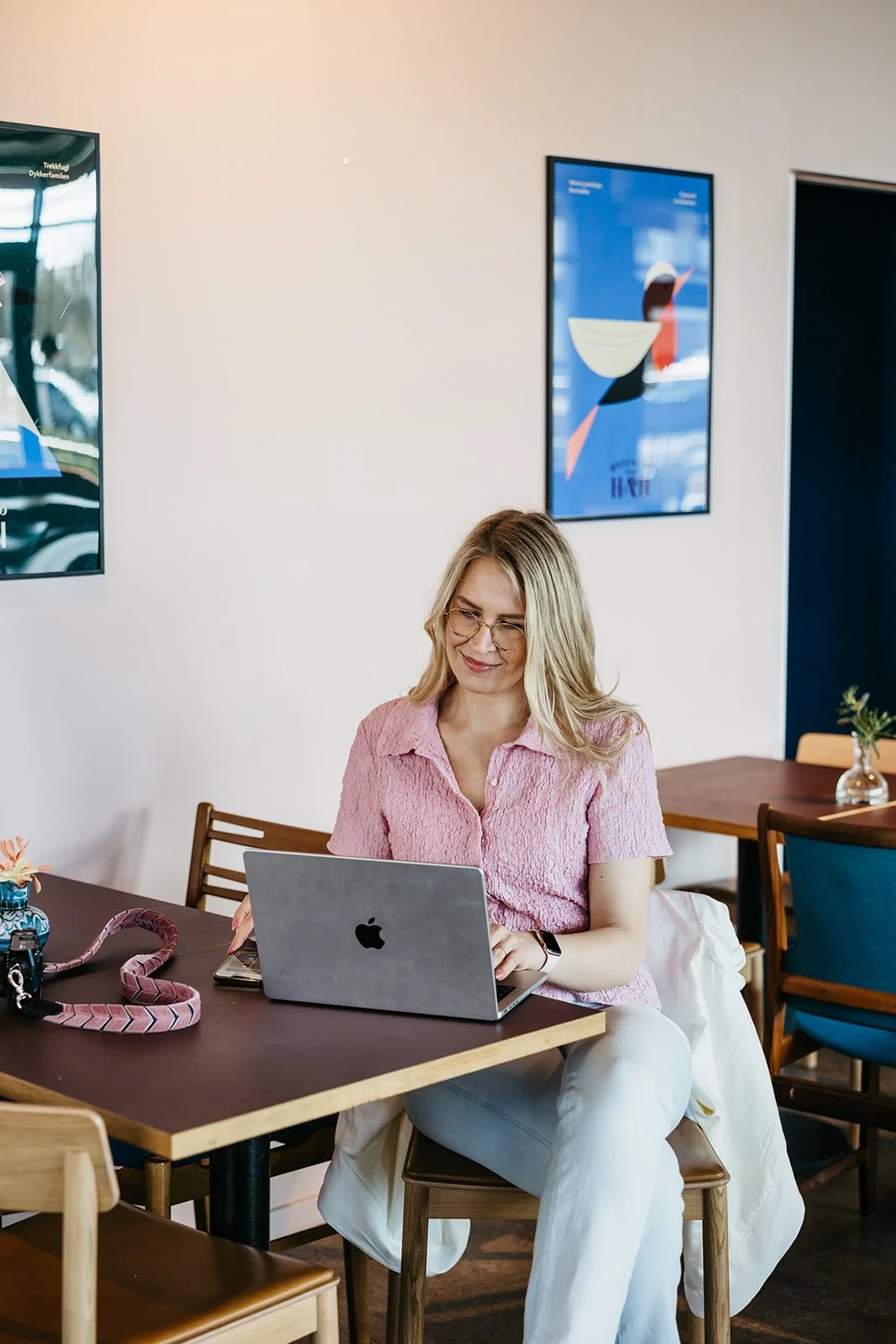 Meri Wiik jobber med næringslivstopper, foredragsholdere, ledere og gründere som vil bli synlige på LinkedIn. Hun har fått inn samtlige av sine coachingkunder på LinkedIn topp 200 i Norge.