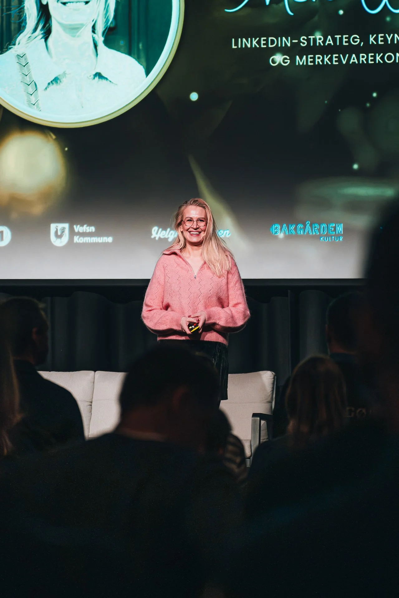 Meri Wiik holder foredrag om LinkedIn, merkevare og synlighet. På bildet står hun på scenen i Mosjøen på konferanse til den lokale næringsforeningen.Foto: Simon Almås