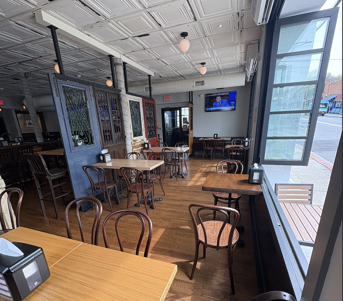 Katonah dining room at Wogies with tables and seating for groups