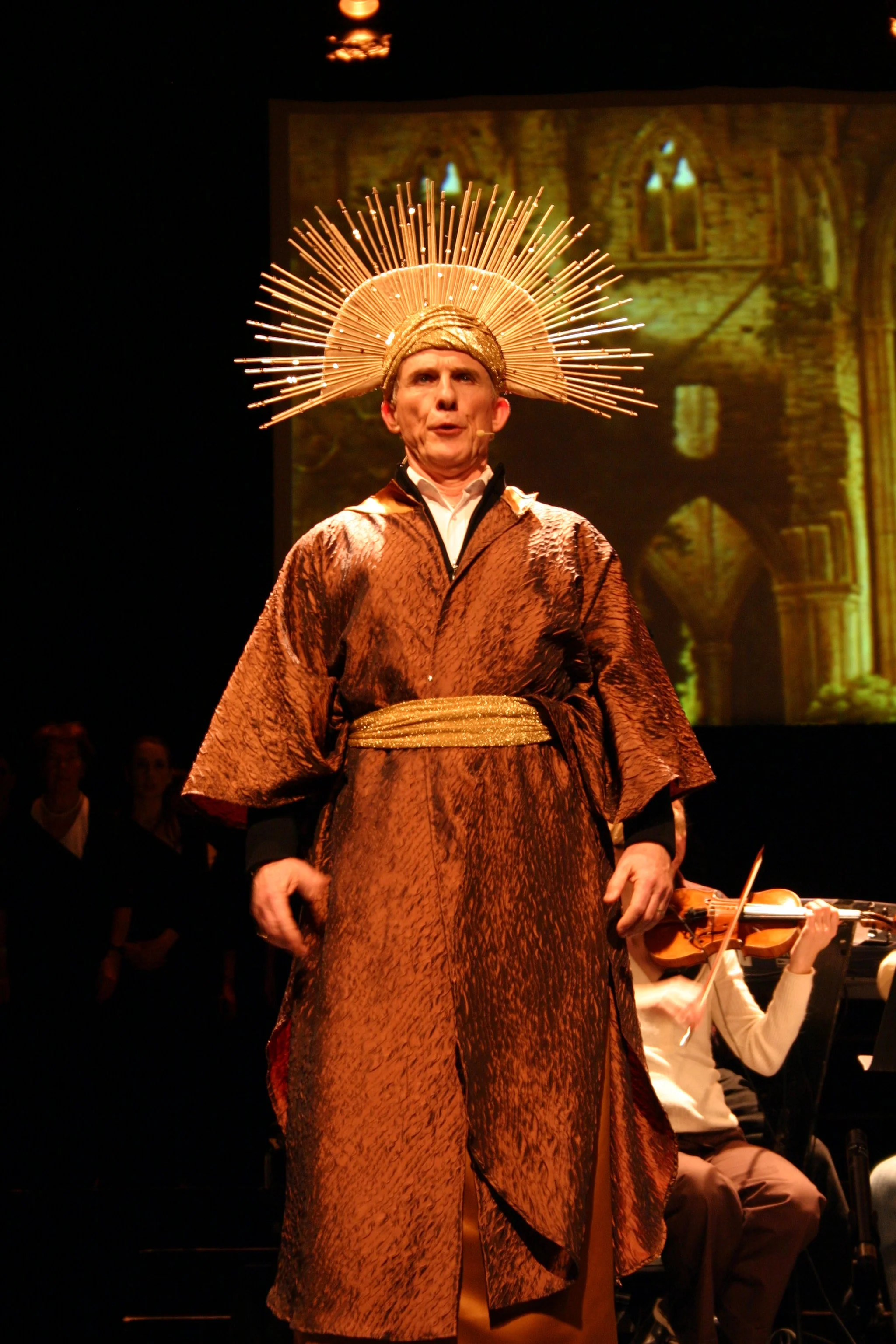 Photo d'une  représentation théâtrale. Conception et réalisation des chapeaux de scène par Mélissa Péloquin.