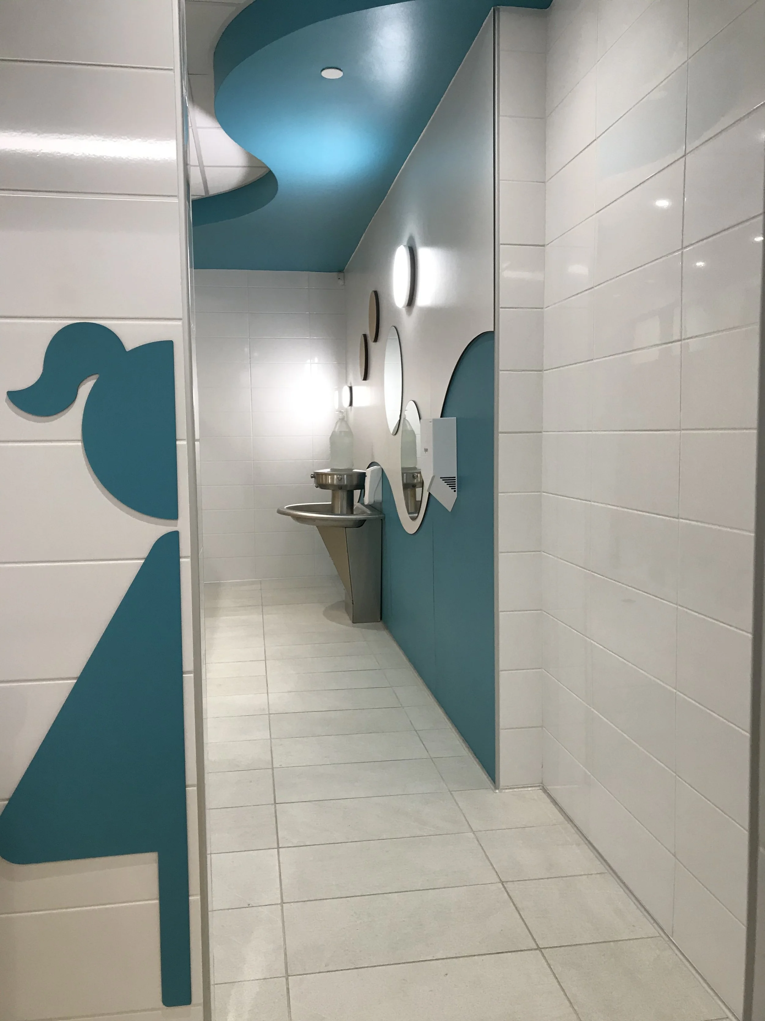 Toilette_filles_école_primaire.JPG