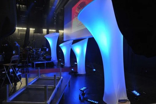 Éléments lumineux bleus sur scène pour un gala. Conception et réalisation par Mélissa Péloquin, pour les Grands Prix Desjardins de la Culture.