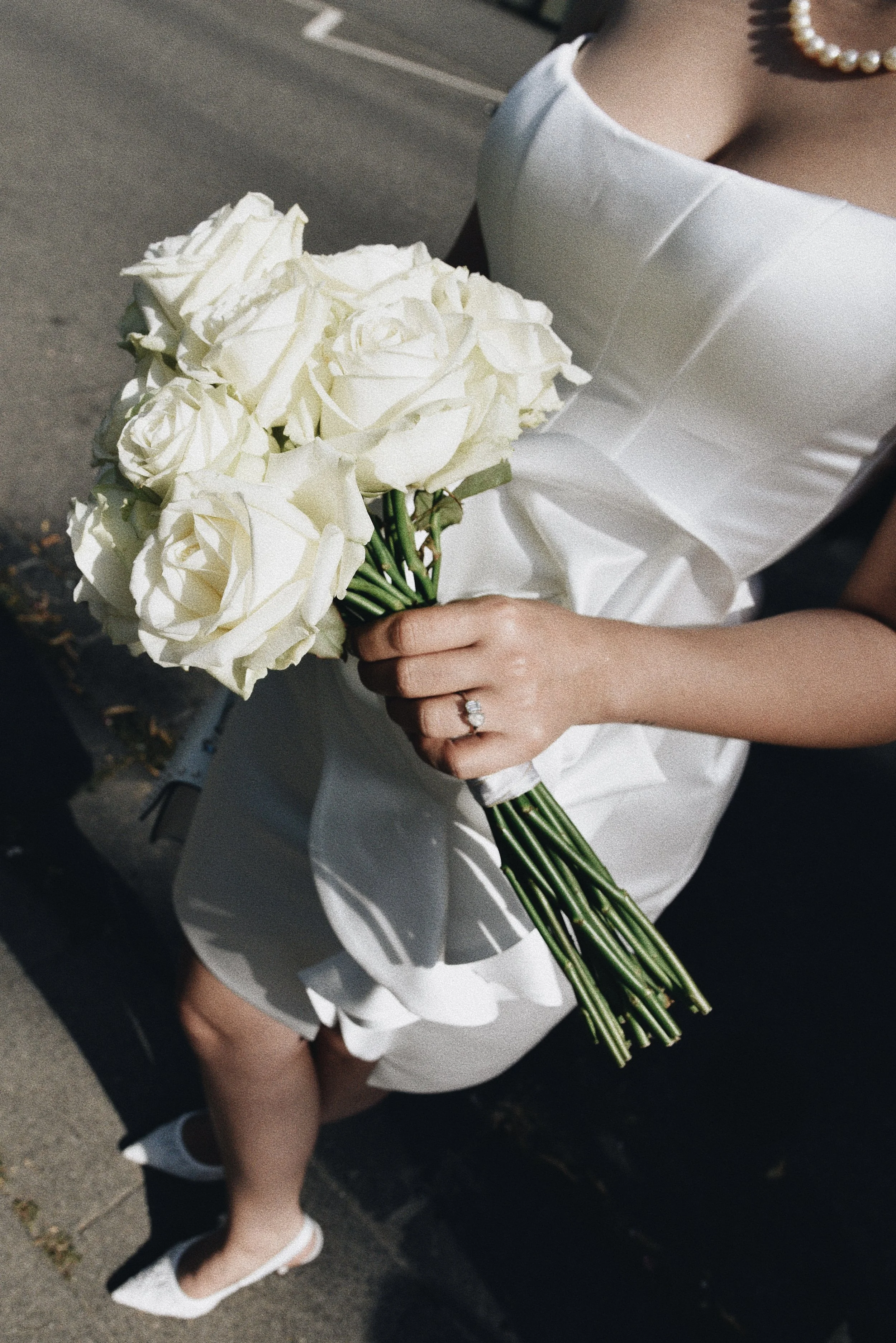 Hochzeit Ehering Brautstrauß Braut Brautkleid Orchideen Düsseldorf Standesamt Ehepaar Hochzeitsfotografie