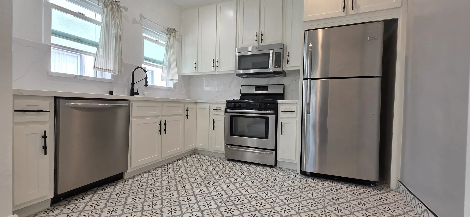 1032 S. Mansfield Ave. Los Angeles, CA 90019 Apartment for Sale