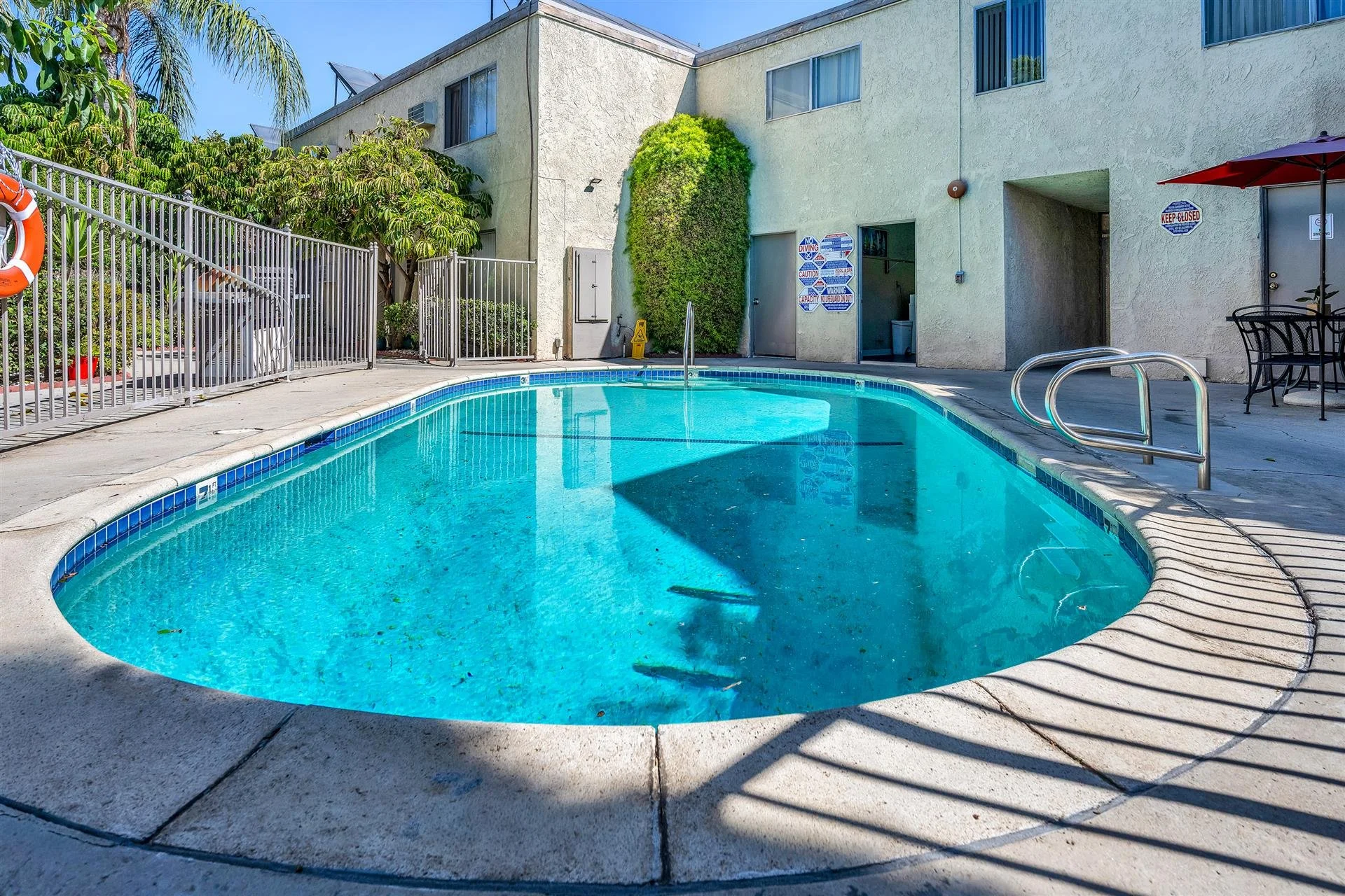 18404-collins-st-tarzana-pool.jpg